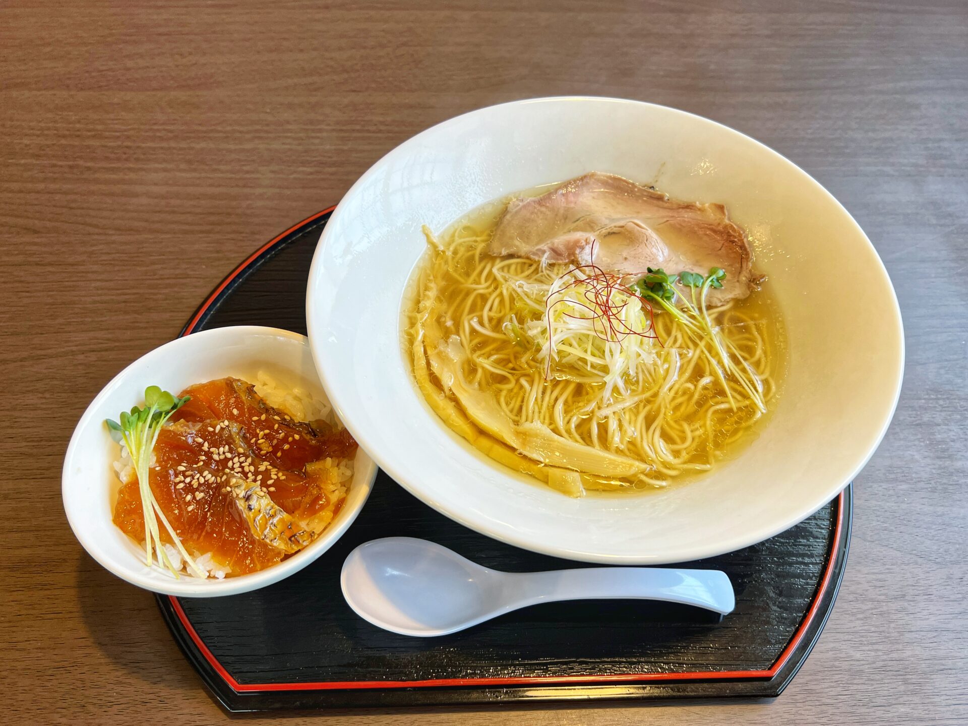 小川町「麺屋ギャオス」黄金スープの絶品鯛出汁ラーメン！鯛の漬け丼セットと食べてきた