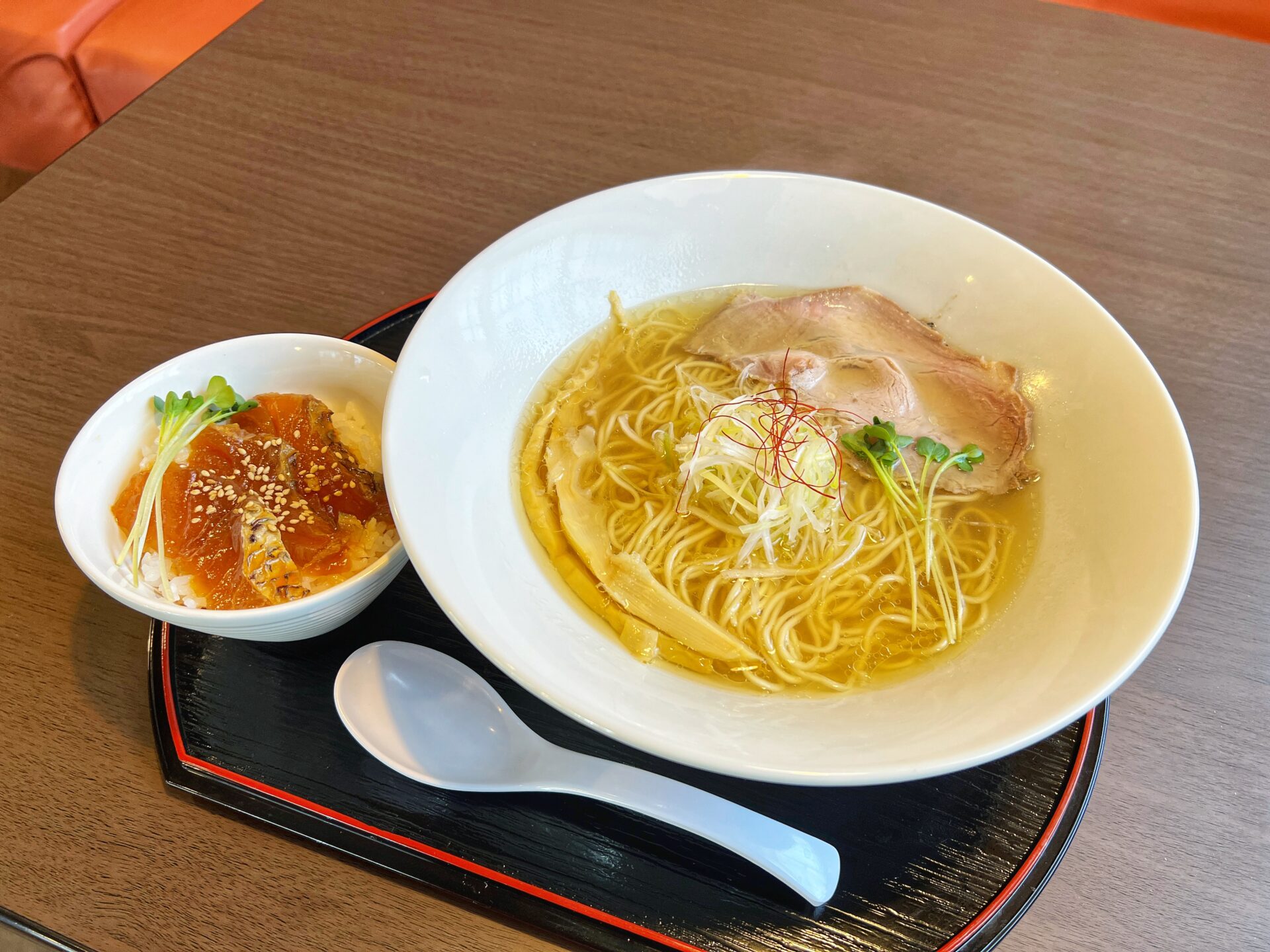 小川町「麺屋ギャオス」黄金スープの絶品鯛出汁ラーメン！鯛の漬け丼セットと食べてきた