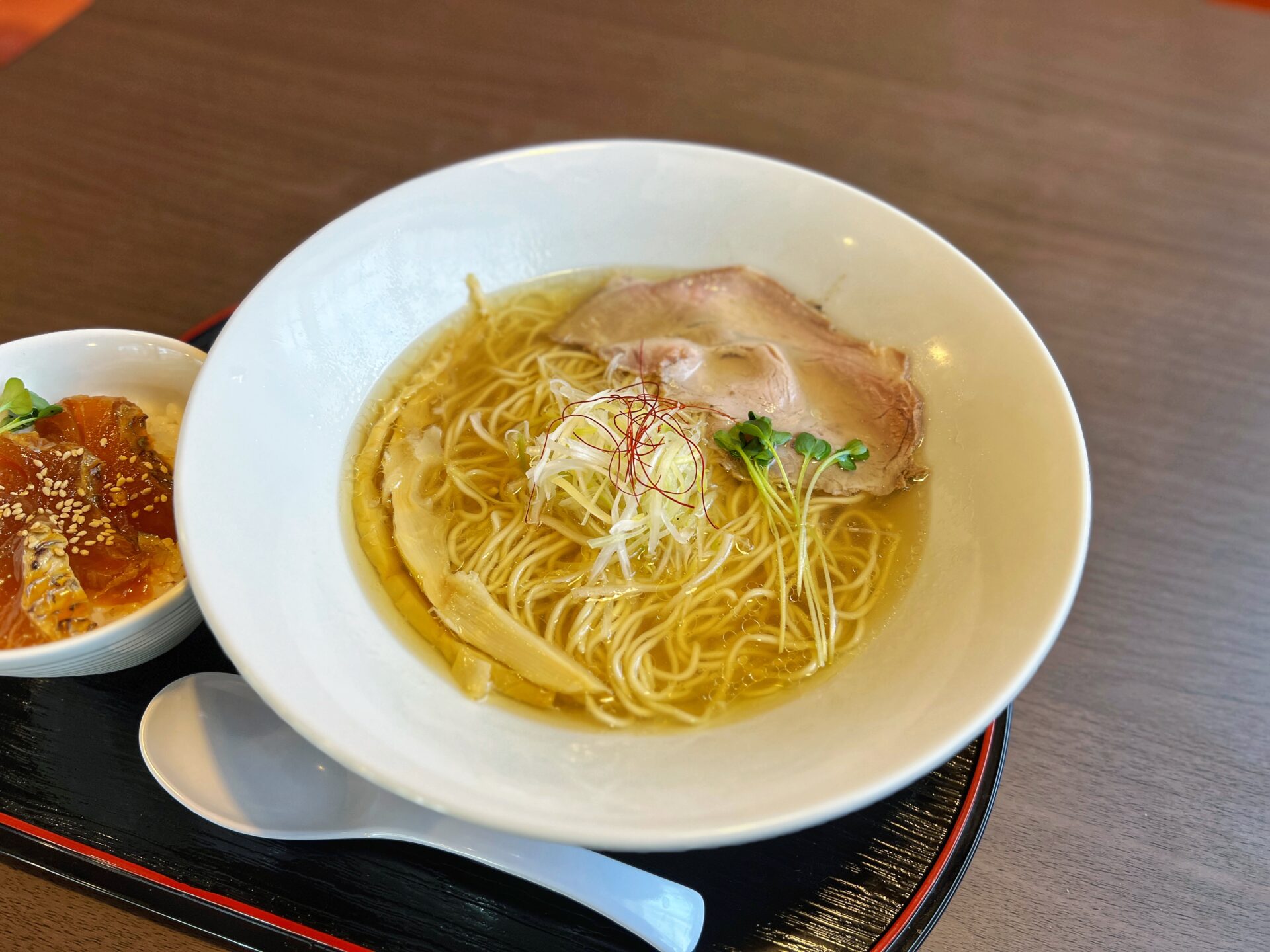 小川町「麺屋ギャオス」黄金スープの絶品鯛出汁ラーメン！鯛の漬け丼セットと食べてきた