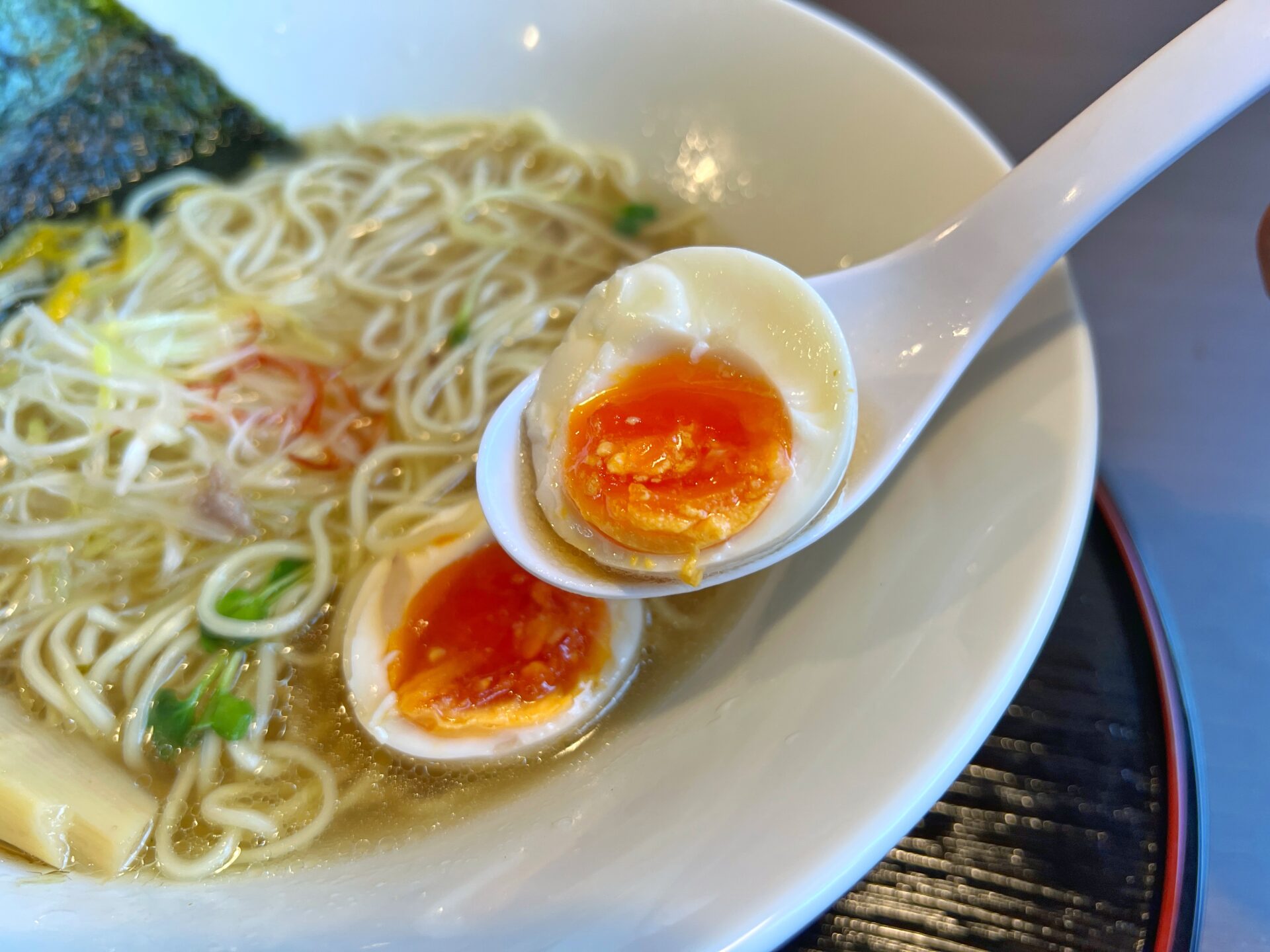 小川町「麺屋ギャオス」黄金スープの絶品鯛出汁ラーメン！鯛の漬け丼セットと食べてきた