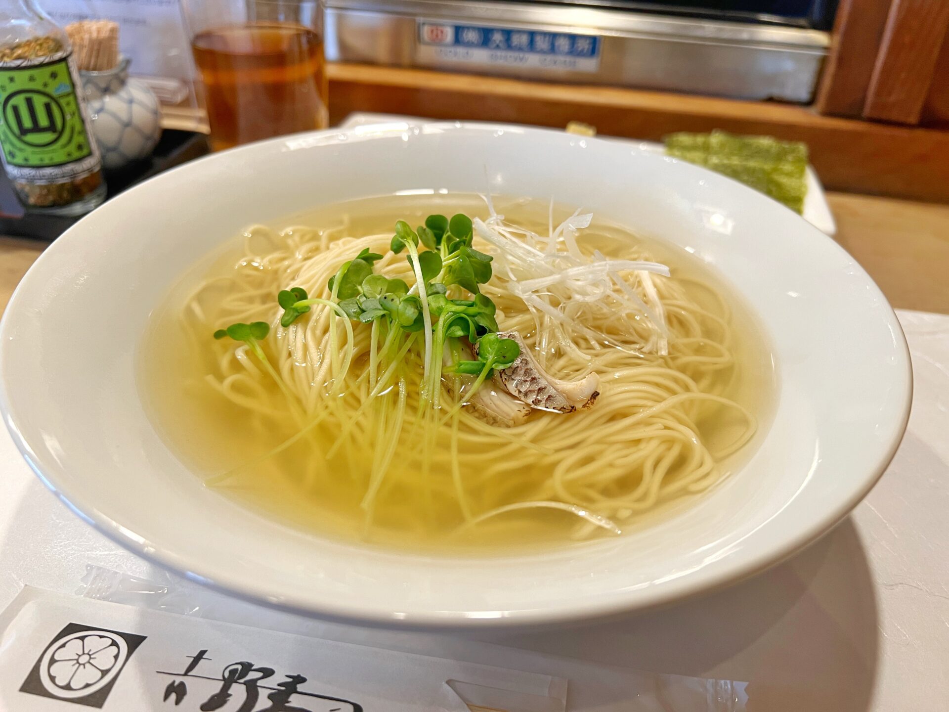 入間市「吉野寿司」ランチの鯛ラーメンが500円!?寿司屋が作る奇跡の一杯と握りを堪能