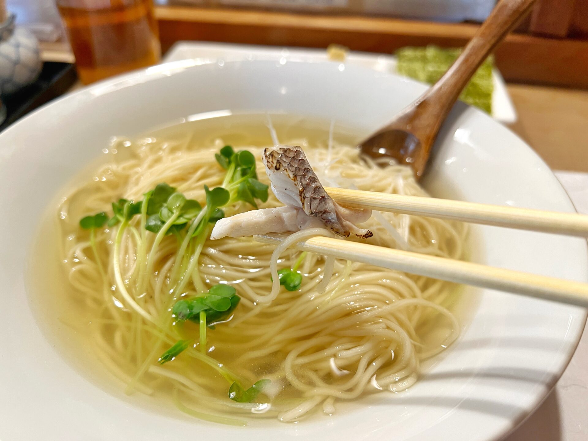 入間市「吉野寿司」ランチの鯛ラーメンが500円!?寿司屋が作る奇跡の一杯と握りを堪能