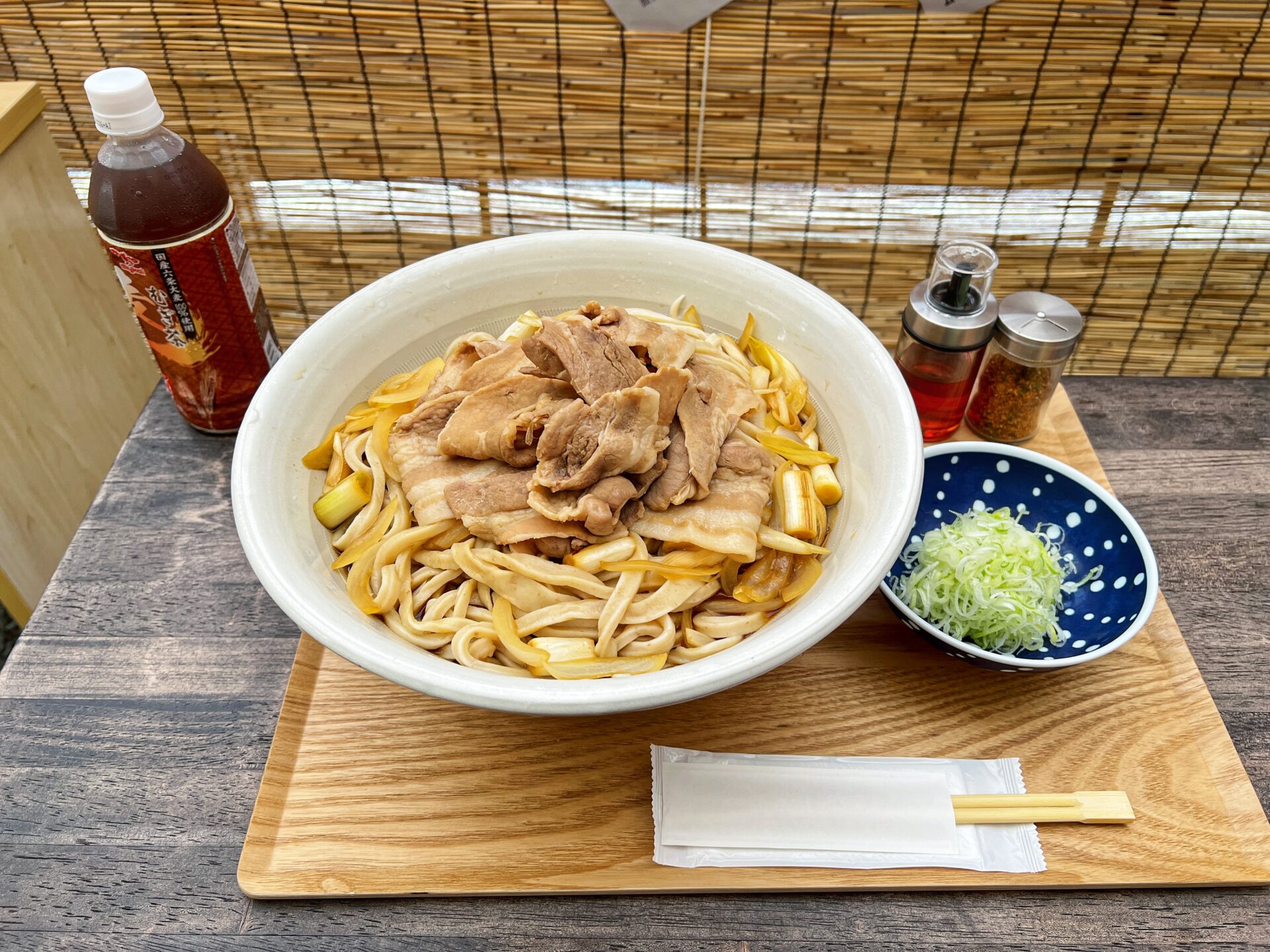 越谷市「武蔵野うどん 越ヶ家」麺増し2kgの豪快な豚ぶっかけうどん！夏に食べたい一杯