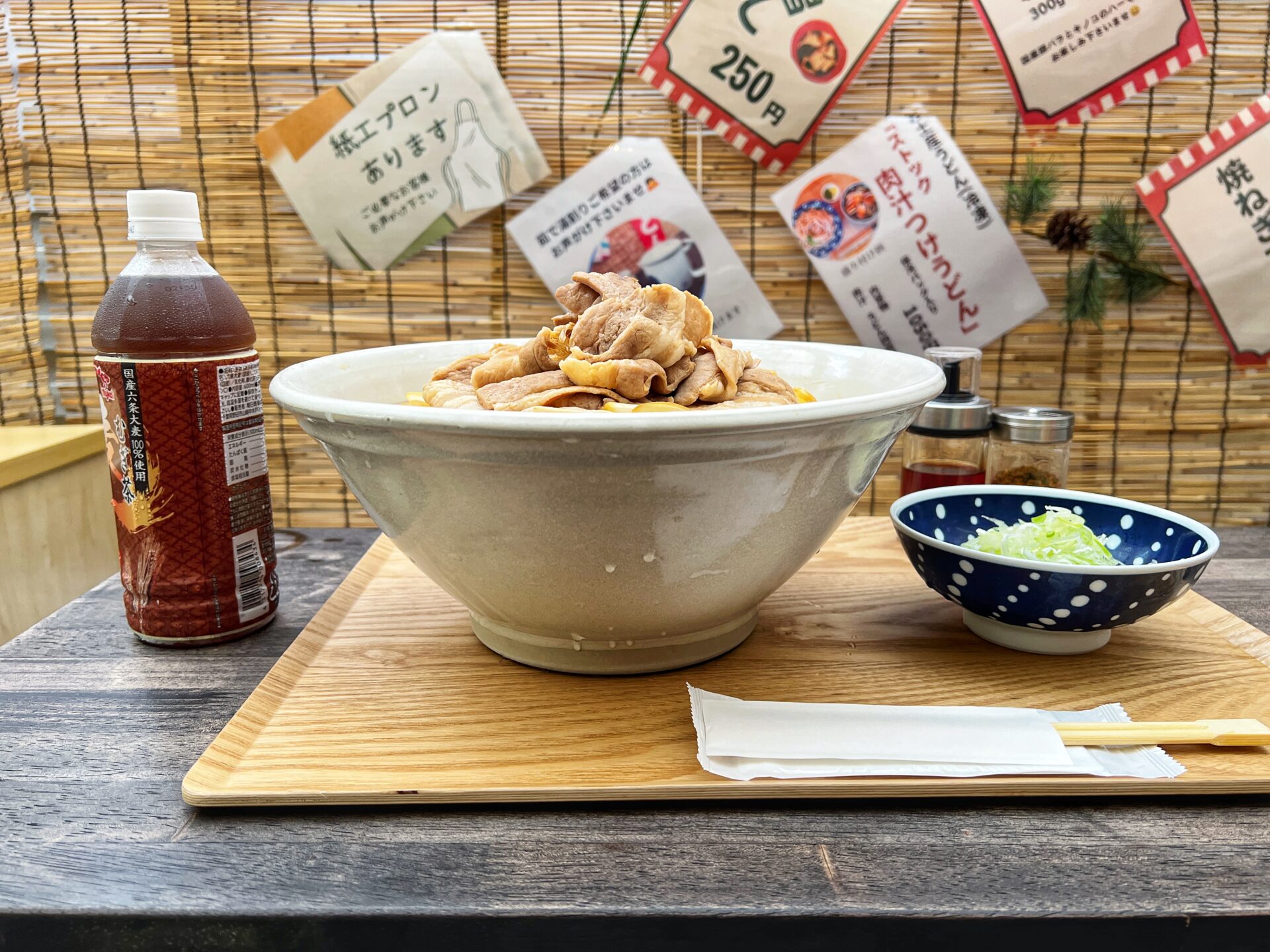 越谷市「武蔵野うどん 越ヶ家」麺増し2kgの豪快な豚ぶっかけうどん！夏に食べたい一杯