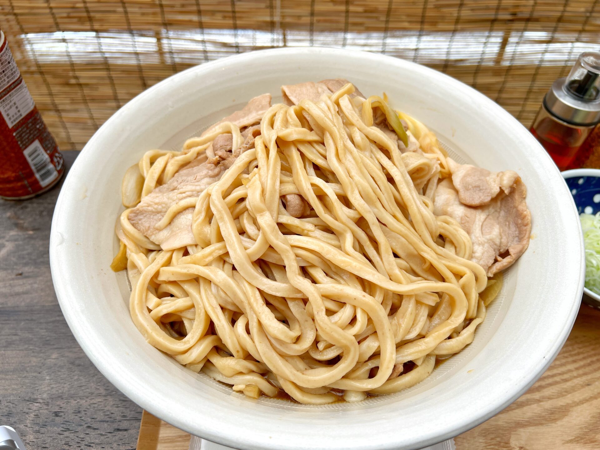 越谷市「武蔵野うどん 越ヶ家」麺増し2kgの豪快な豚ぶっかけうどん！夏に食べたい一杯