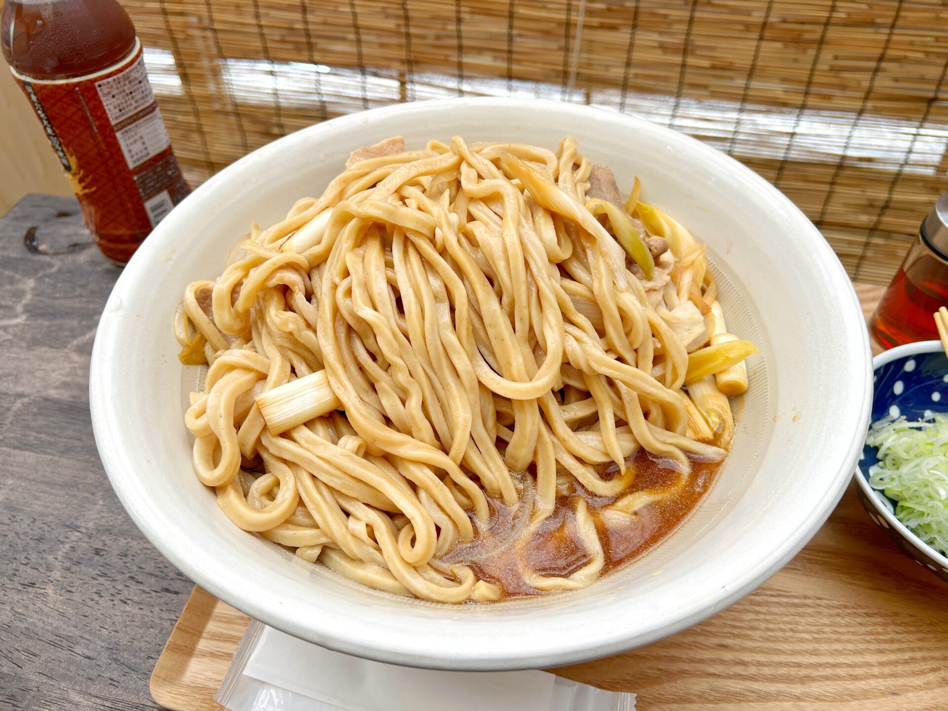 越谷市「武蔵野うどん 越ヶ家」麺増し2kgの豪快な豚ぶっかけうどん！夏に食べたい一杯