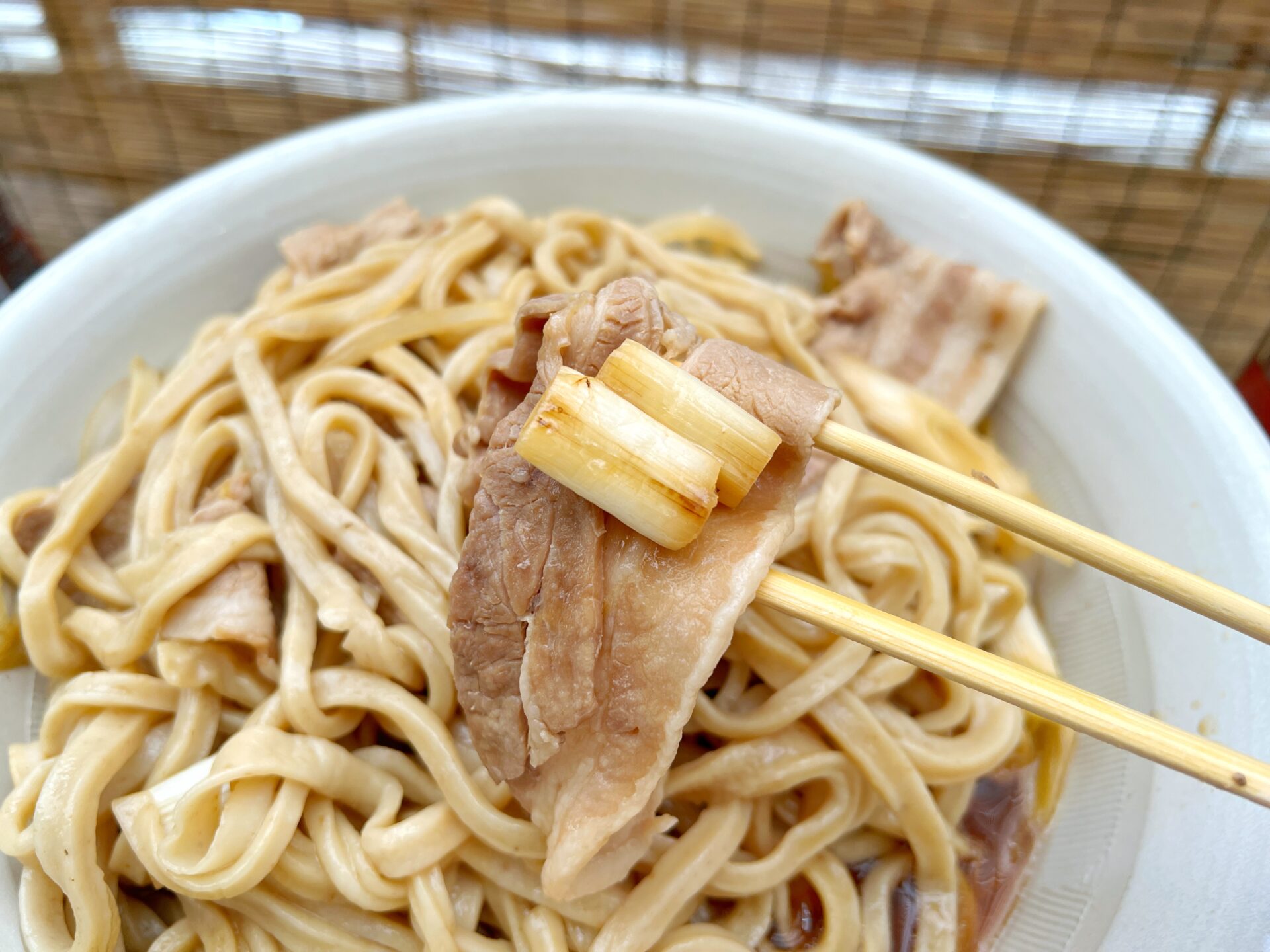 越谷市「武蔵野うどん 越ヶ家」麺増し2kgの豪快な豚ぶっかけうどん！夏に食べたい一杯