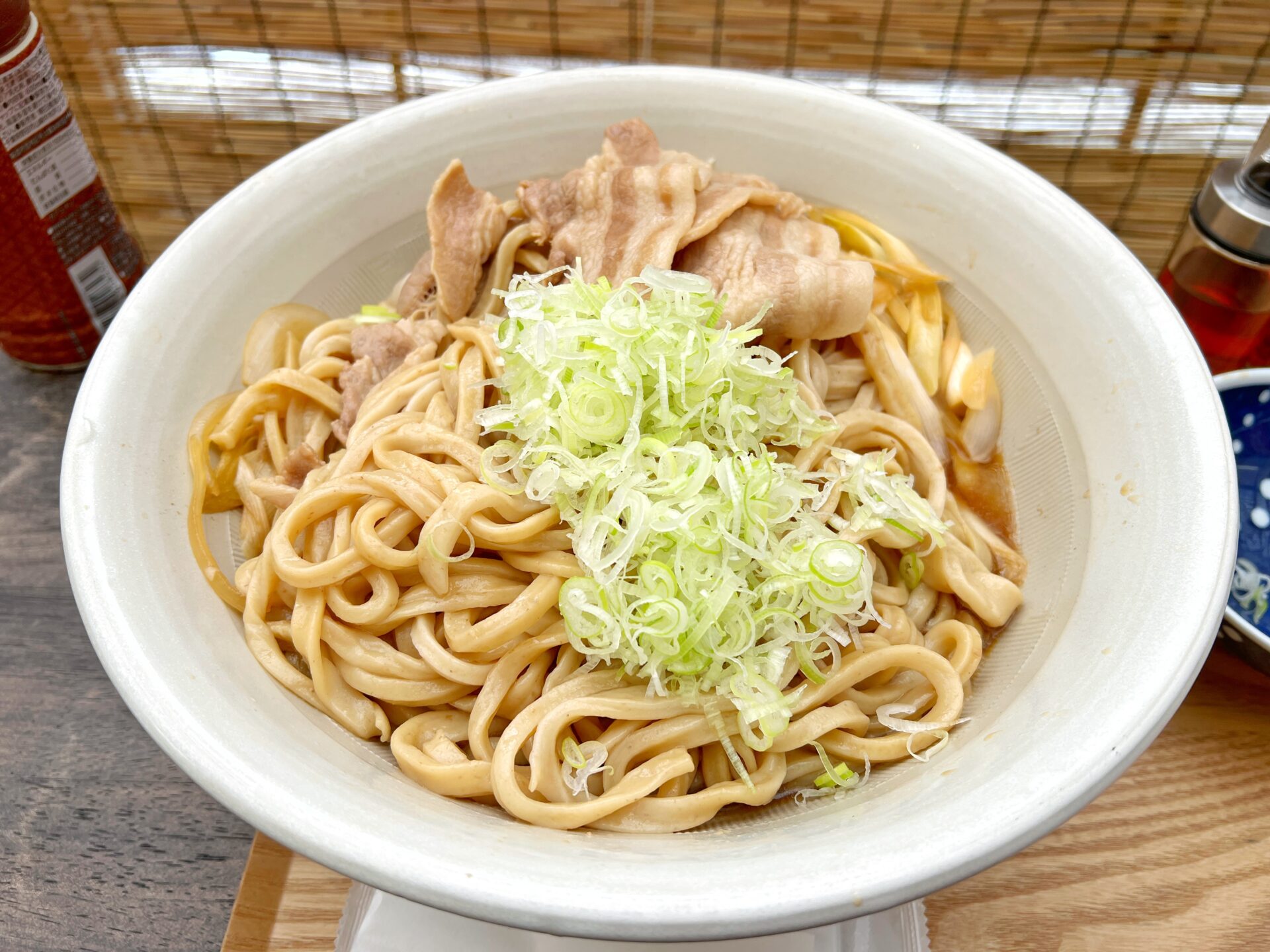 越谷市「武蔵野うどん 越ヶ家」麺増し2kgの豪快な豚ぶっかけうどん！夏に食べたい一杯