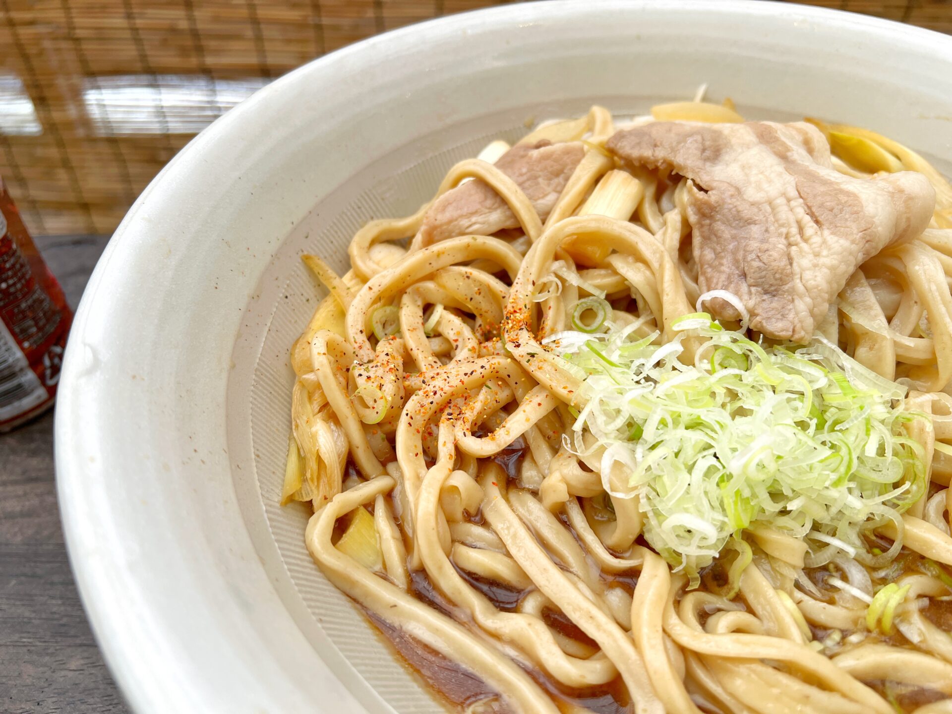 越谷市「武蔵野うどん 越ヶ家」麺増し2kgの豪快な豚ぶっかけうどん！夏に食べたい一杯