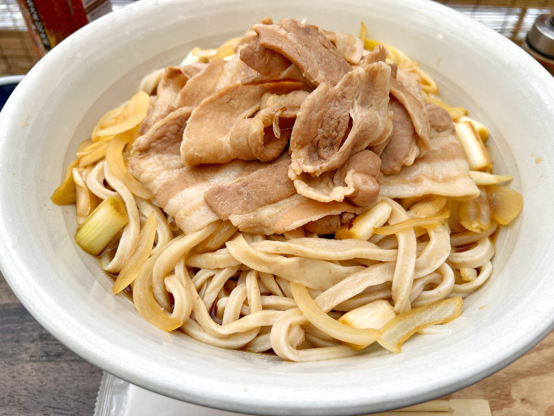 越谷市「武蔵野うどん 越ヶ家」麺増し2kgの豪快な豚ぶっかけうどん！夏に食べたい一杯