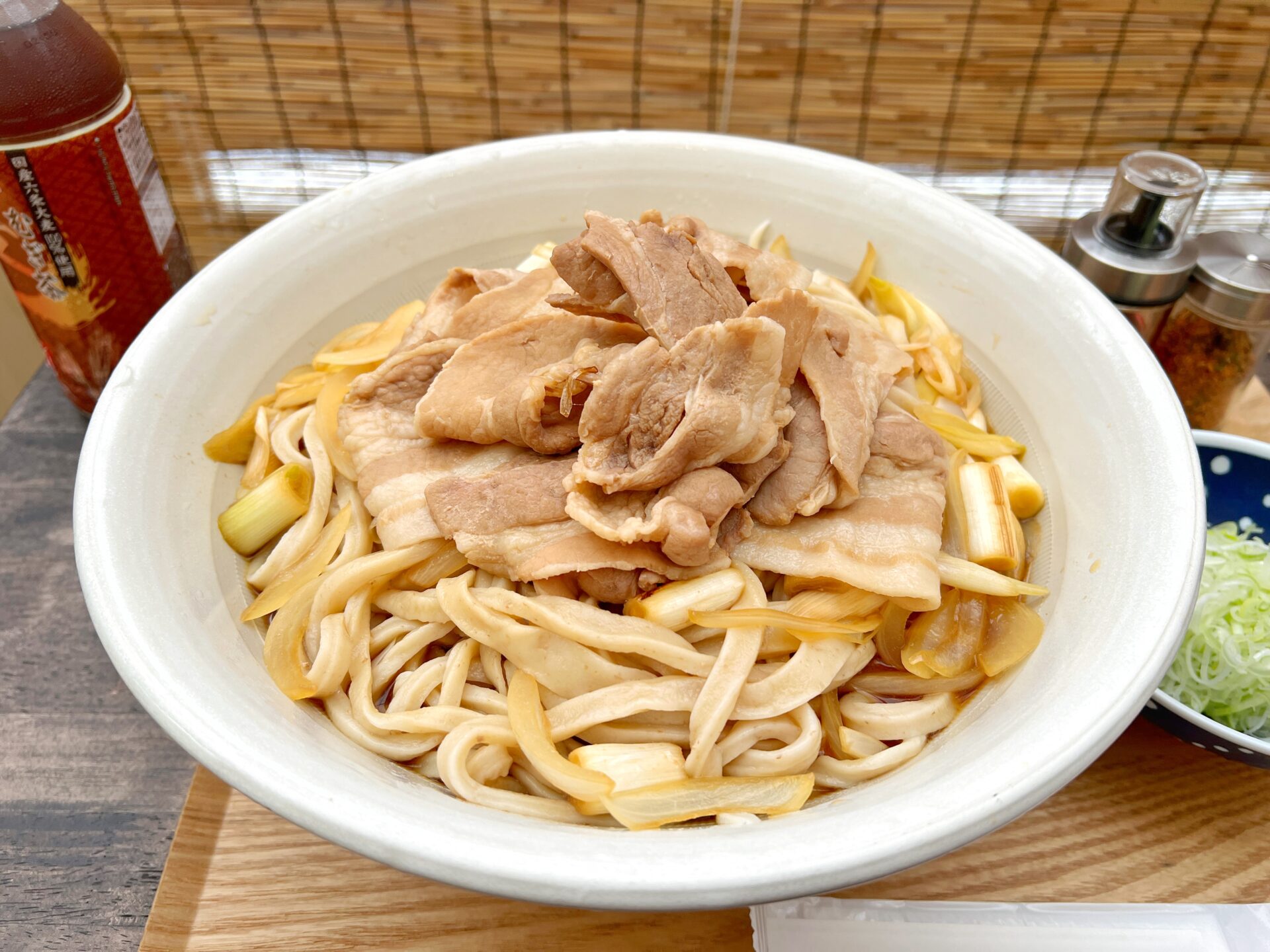 越谷市「武蔵野うどん 越ヶ家」麺増し2kgの豪快な豚ぶっかけうどん！夏に食べたい一杯