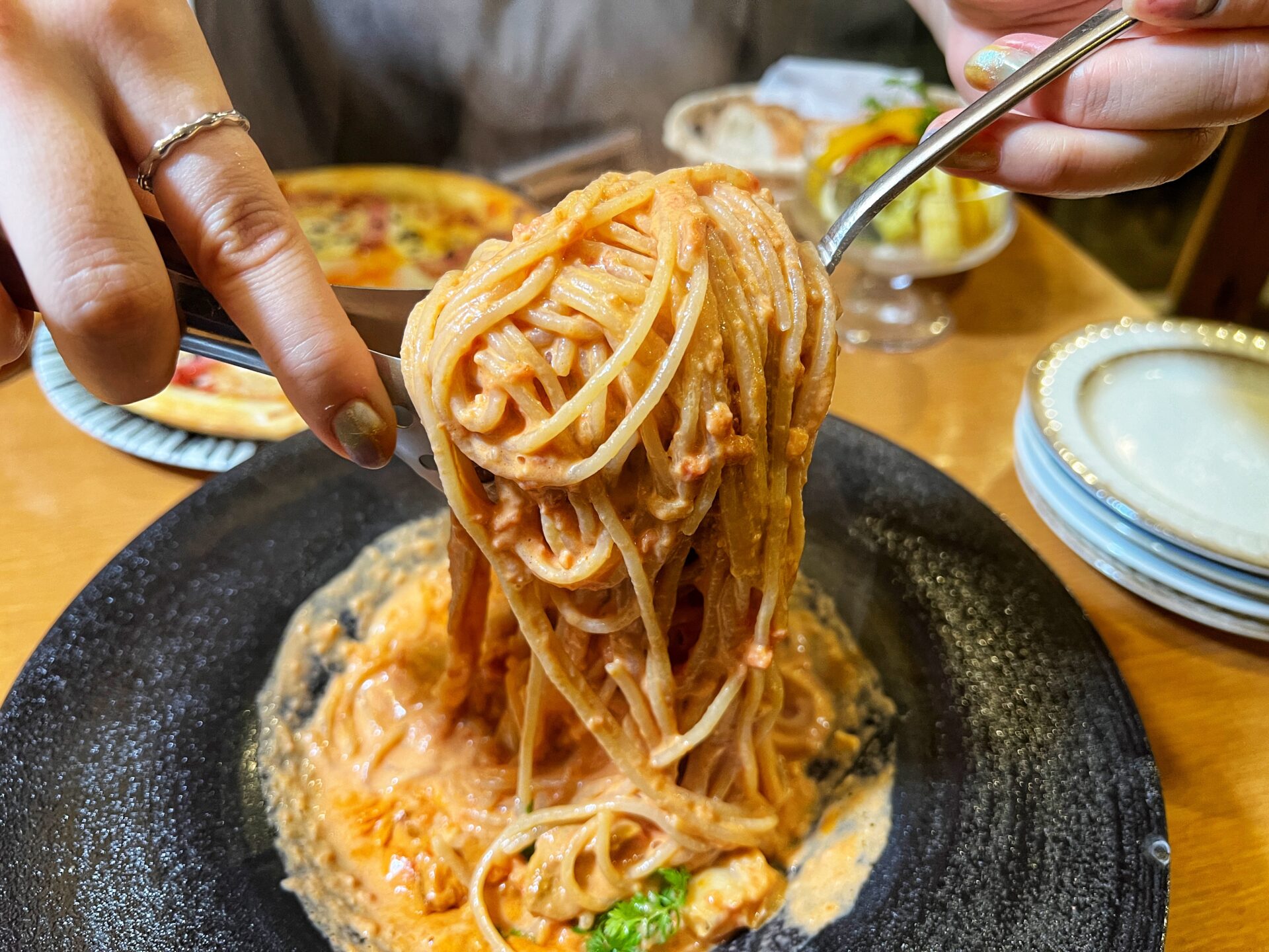 越谷市「地中海酒場ココチーノ」デカ盛り魚介パエリアは40人前まで！同窓会や歓送迎会におすすめ