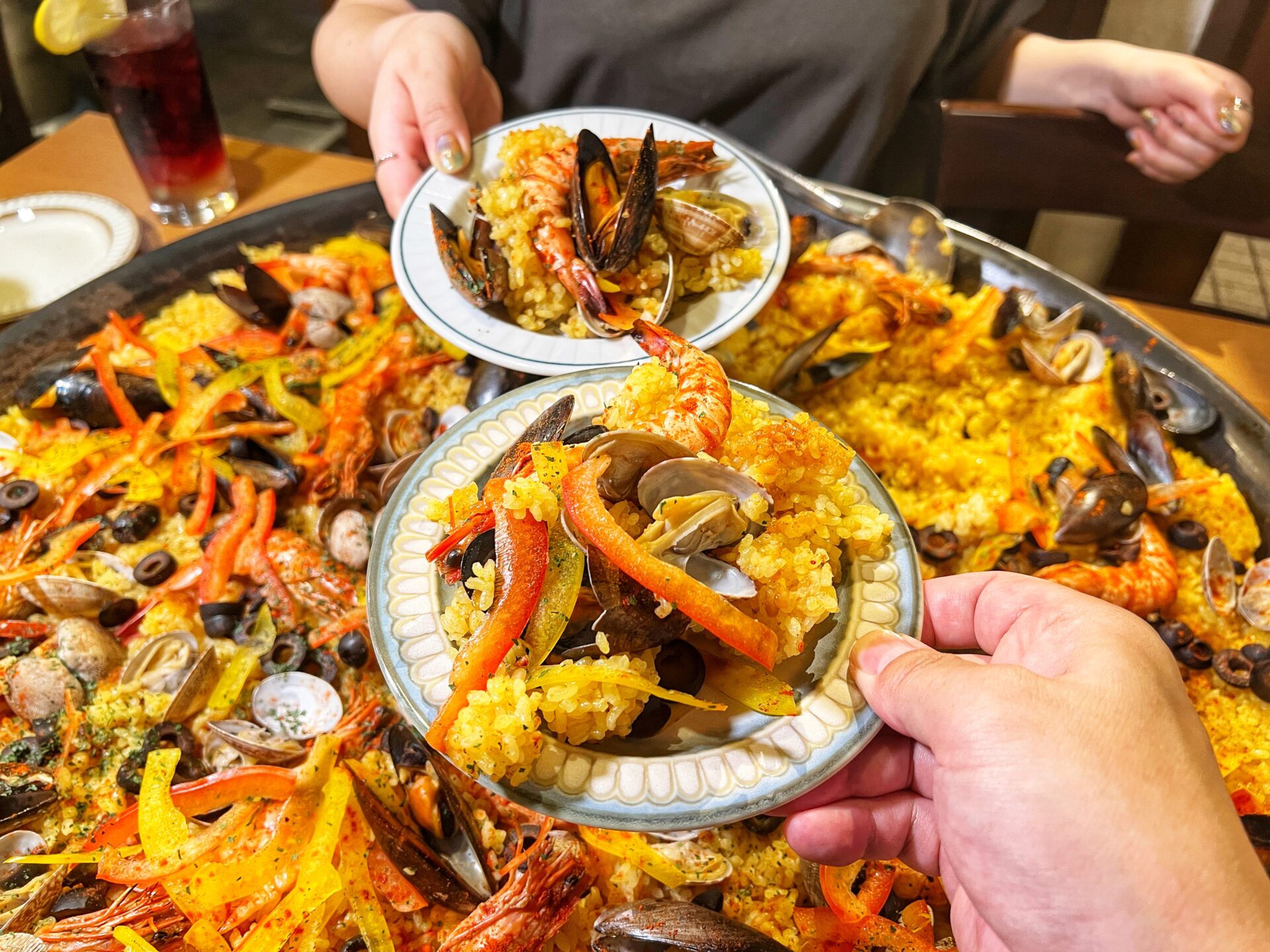 越谷市「地中海酒場ココチーノ」デカ盛り魚介パエリアは40人前まで！同窓会や歓送迎会におすすめ