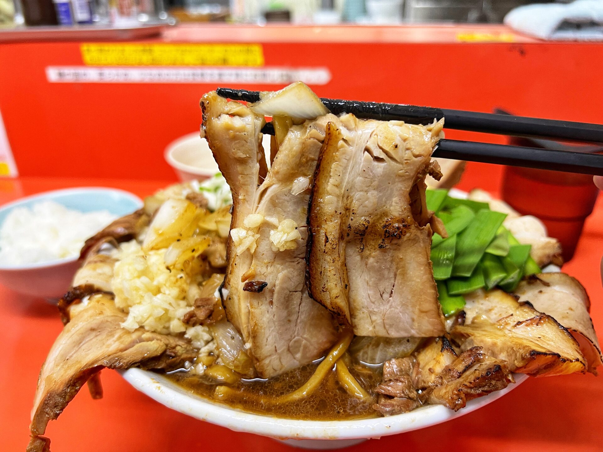 草加市「らー麺 ぶたのジョー。」昼間は二郎系！夜のスタ満系を肉ましで食べてきた