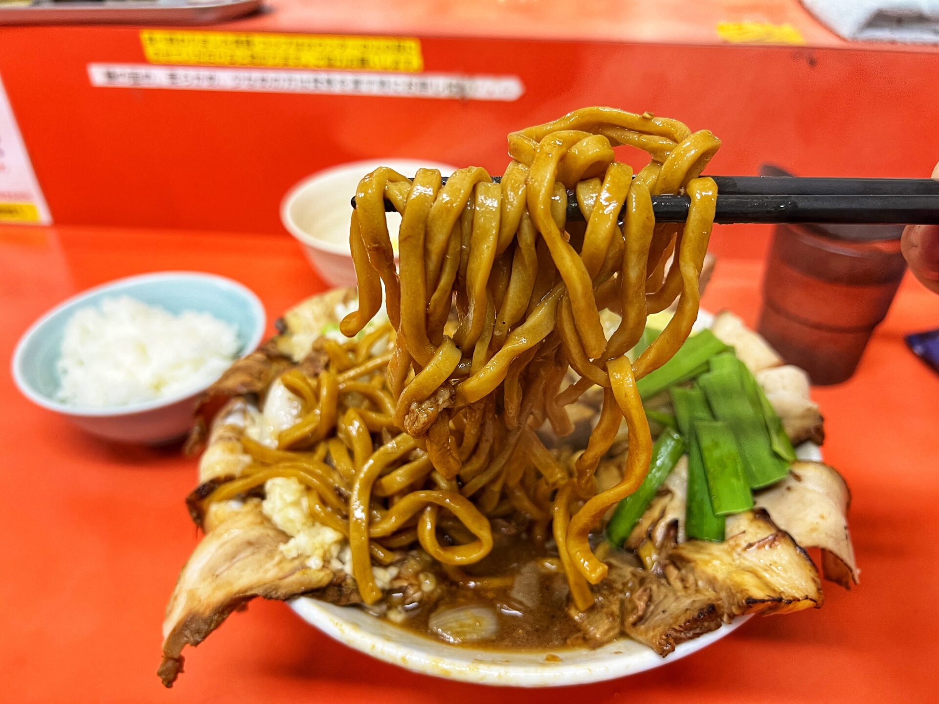 草加市「らー麺 ぶたのジョー。」昼間は二郎系！夜のスタ満系を肉ましで食べてきた