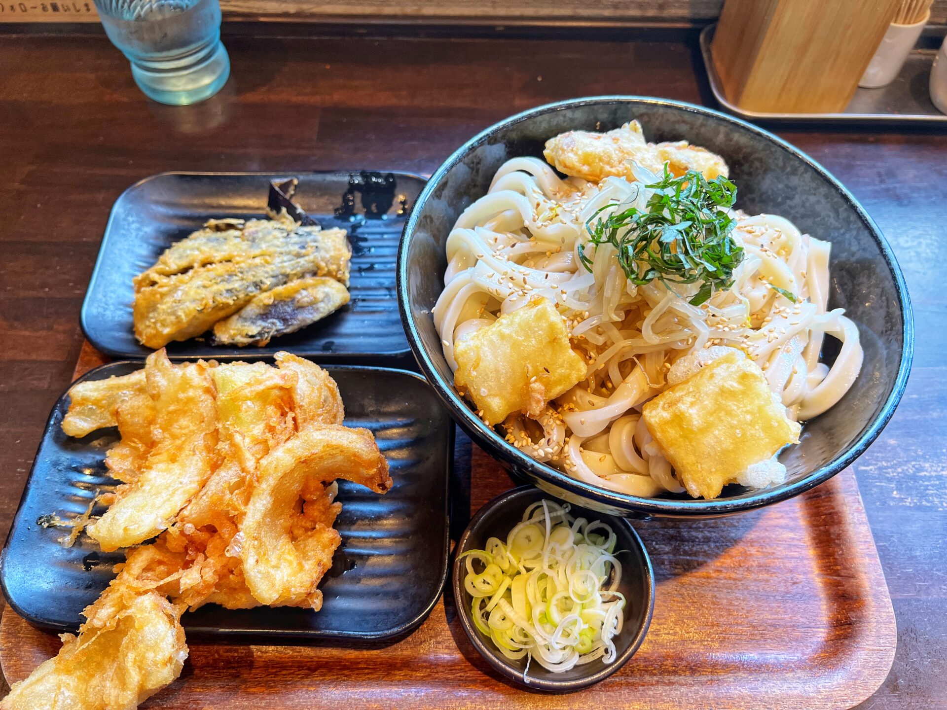 所沢市「柿屋うどん」夏バテも吹き飛ぶ！冷やしぶっかけうどんと大きな玉ねぎのかき揚げ