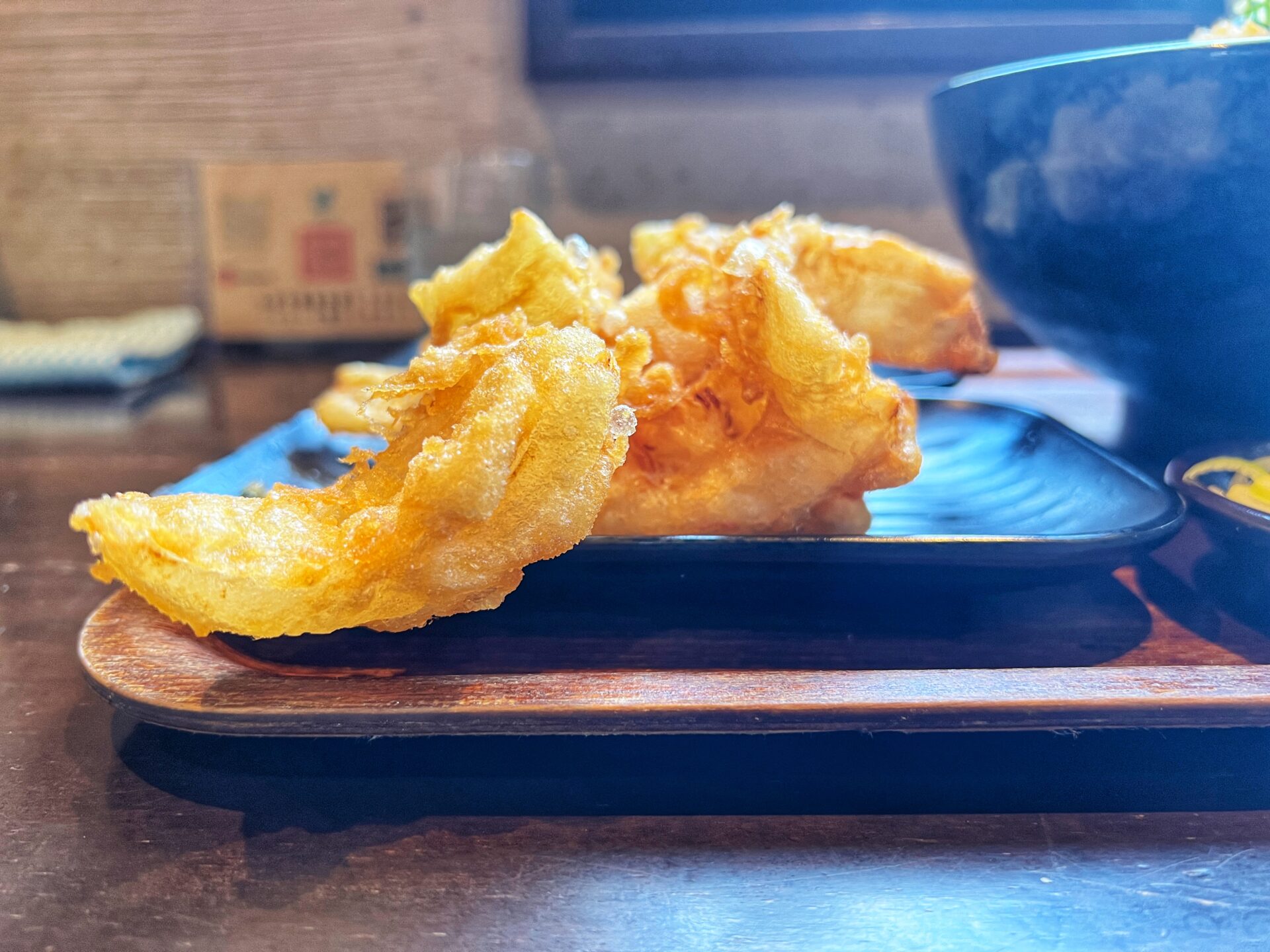 所沢市「柿屋うどん」夏バテも吹き飛ぶ！冷やしぶっかけうどんと大きな玉ねぎのかき揚げ