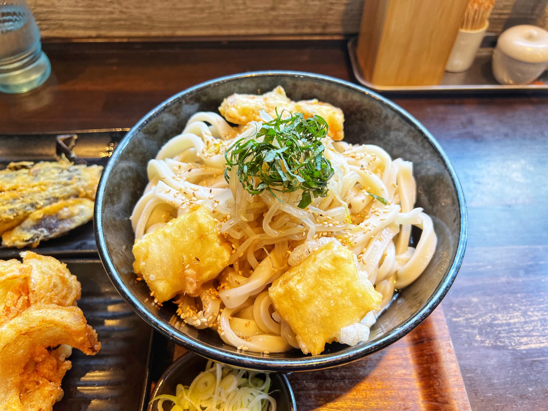 所沢市「柿屋うどん」夏バテも吹き飛ぶ！冷やしぶっかけうどんと大きな玉ねぎのかき揚げ