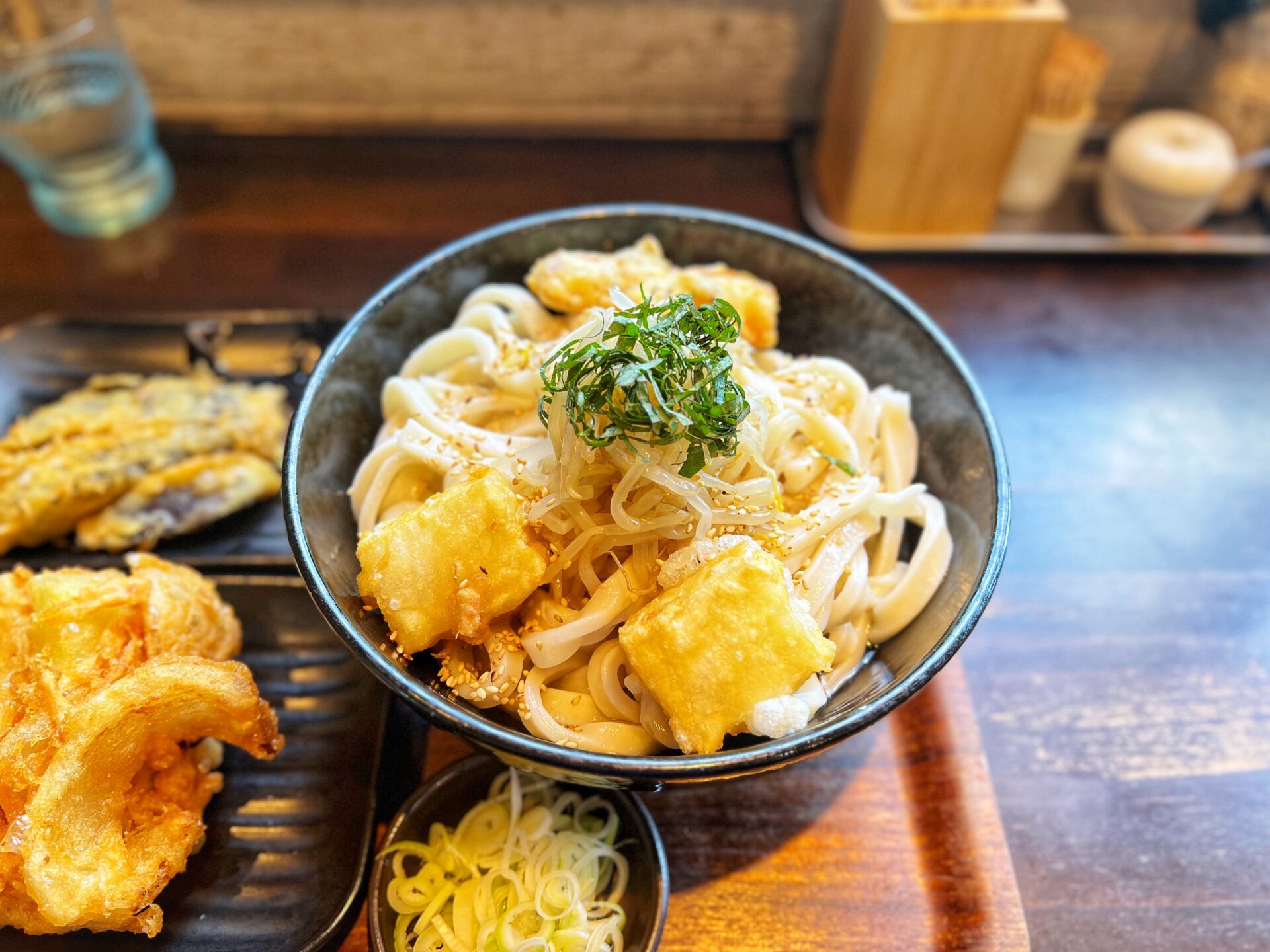 所沢市「柿屋うどん」夏バテも吹き飛ぶ！冷やしぶっかけうどんと大きな玉ねぎのかき揚げ