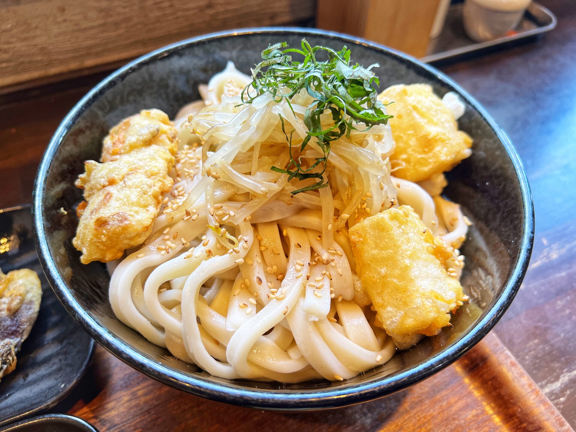 所沢市「柿屋うどん」夏バテも吹き飛ぶ！冷やしぶっかけうどんと大きな玉ねぎのかき揚げ