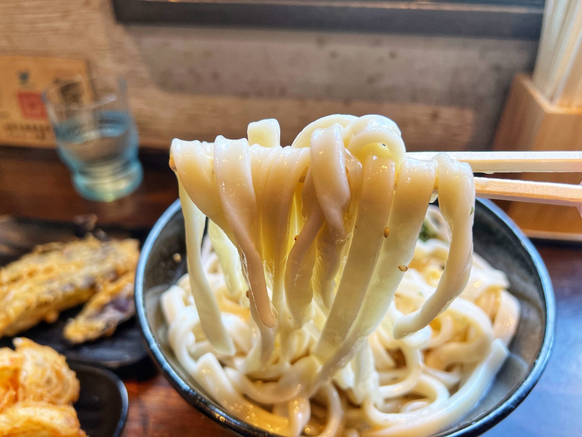 所沢市「柿屋うどん」夏バテも吹き飛ぶ！冷やしぶっかけうどんと大きな玉ねぎのかき揚げ