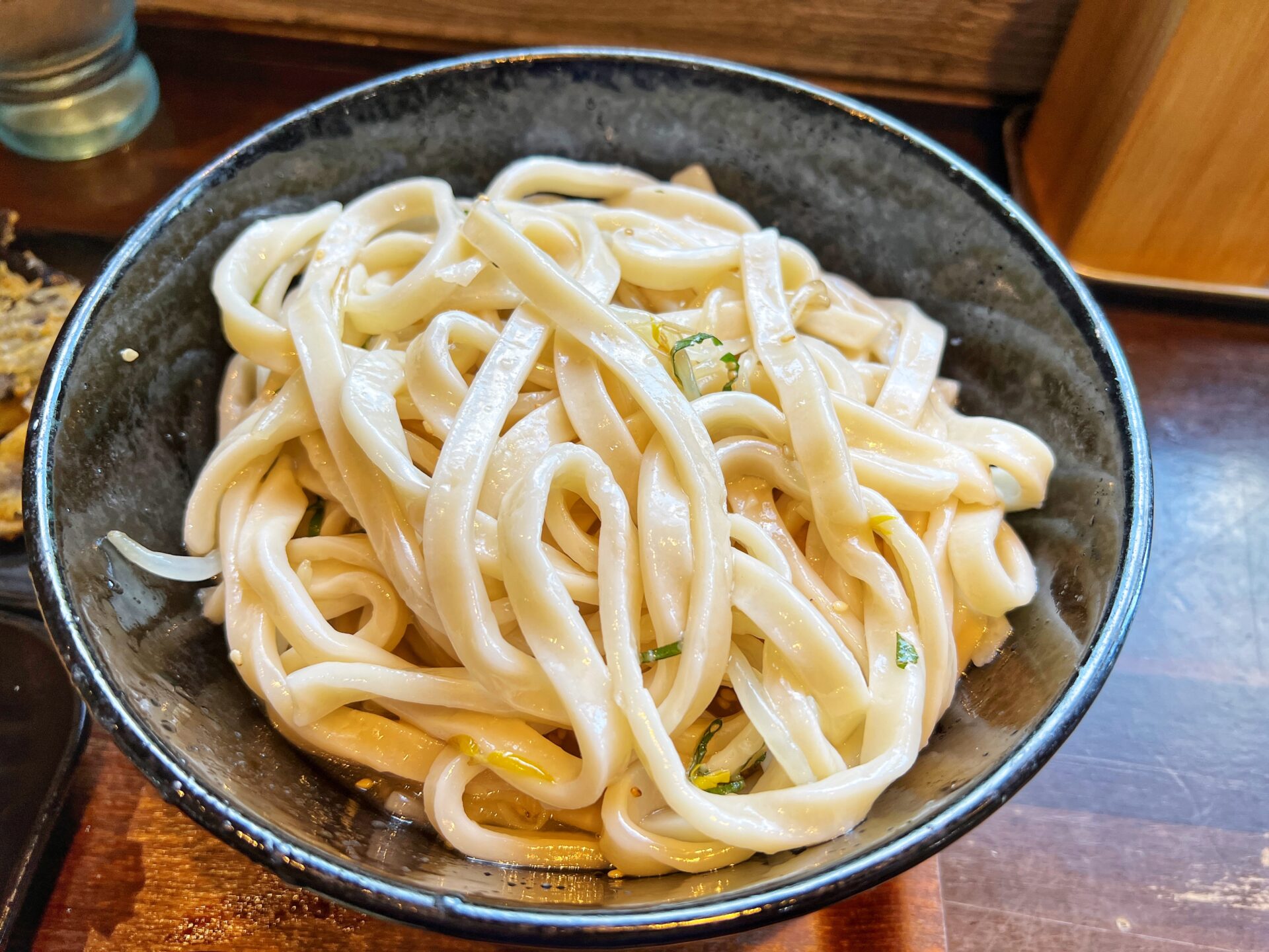 所沢市「柿屋うどん」夏バテも吹き飛ぶ！冷やしぶっかけうどんと大きな玉ねぎのかき揚げ