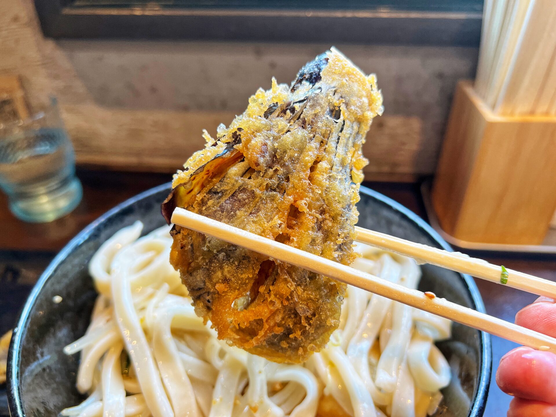 所沢市「柿屋うどん」夏バテも吹き飛ぶ！冷やしぶっかけうどんと大きな玉ねぎのかき揚げ