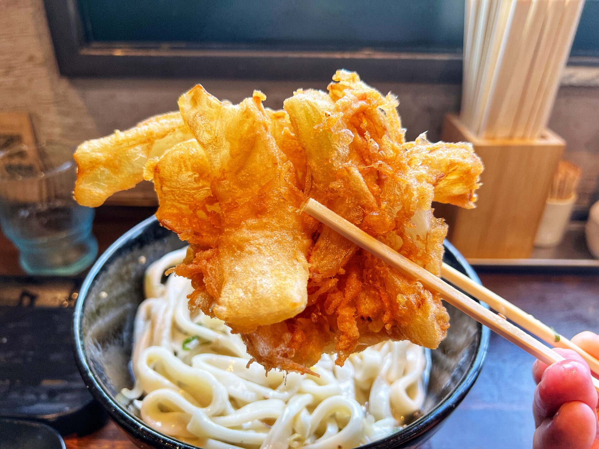 所沢市「柿屋うどん」夏バテも吹き飛ぶ！冷やしぶっかけうどんと大きな玉ねぎのかき揚げ