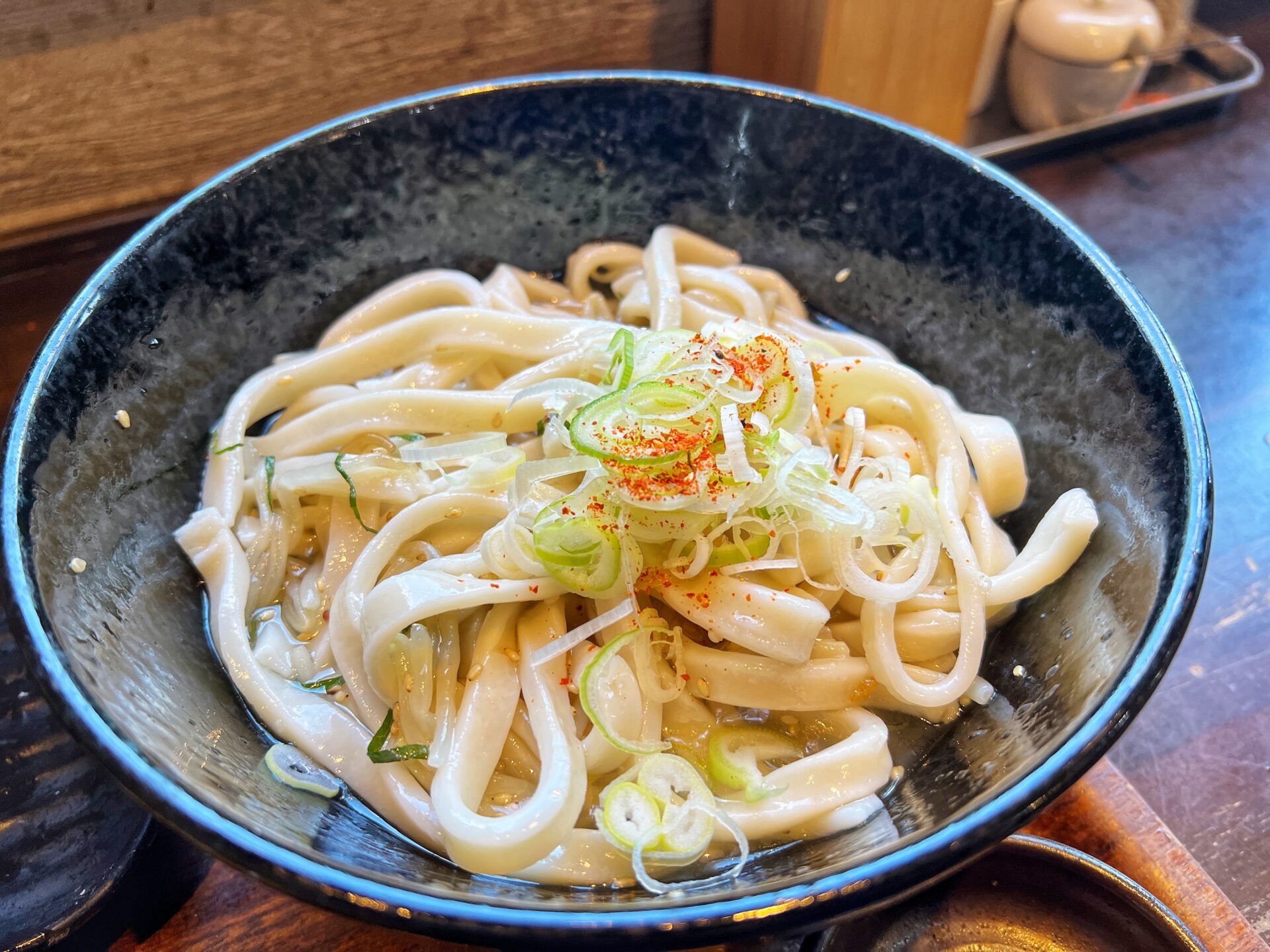 所沢市「柿屋うどん」夏バテも吹き飛ぶ！冷やしぶっかけうどんと大きな玉ねぎのかき揚げ