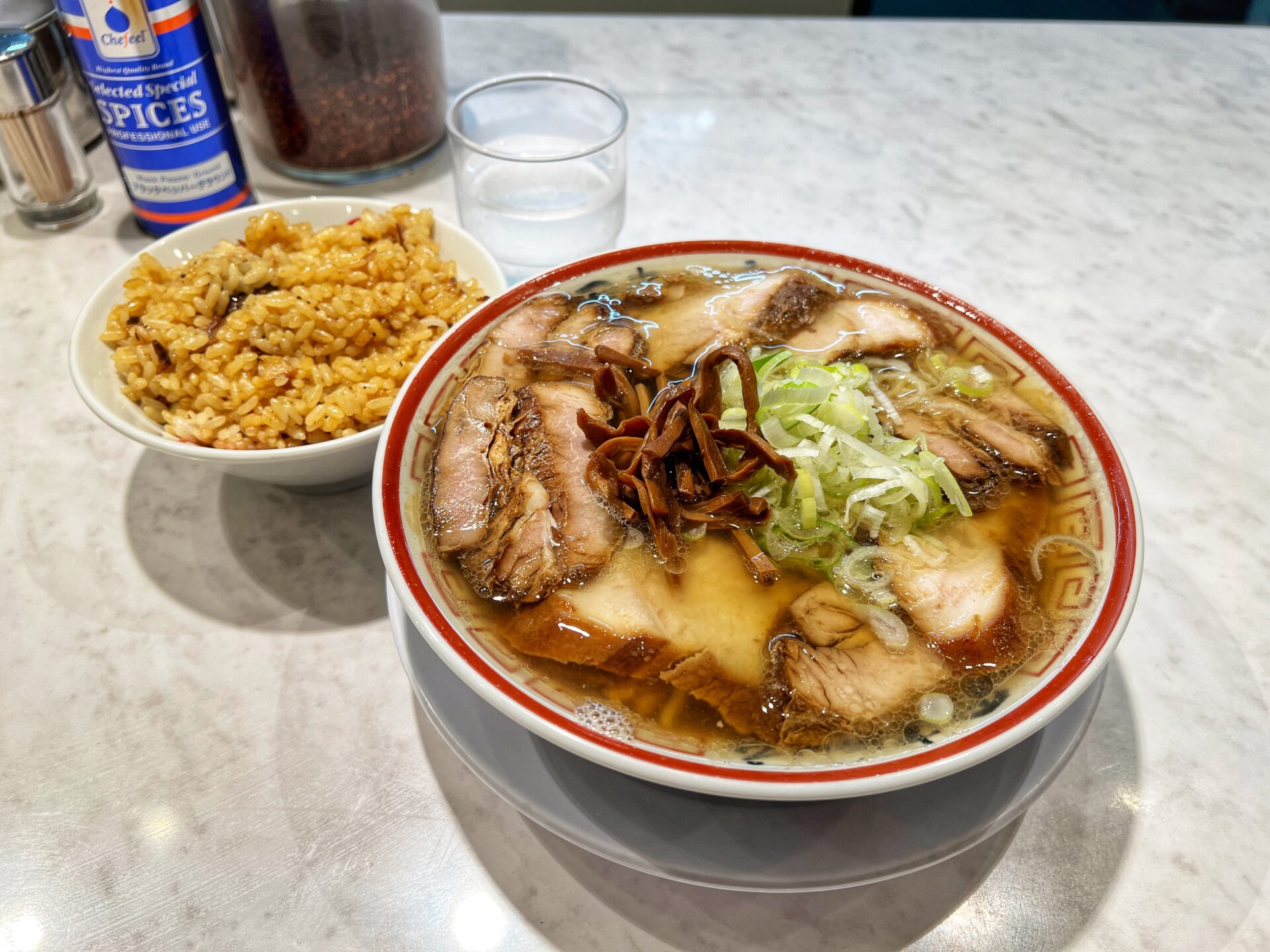 さいたま市「田中そば店 大宮別所店」これはズルい…麺が見えないほど焼豚がすごい肉そば