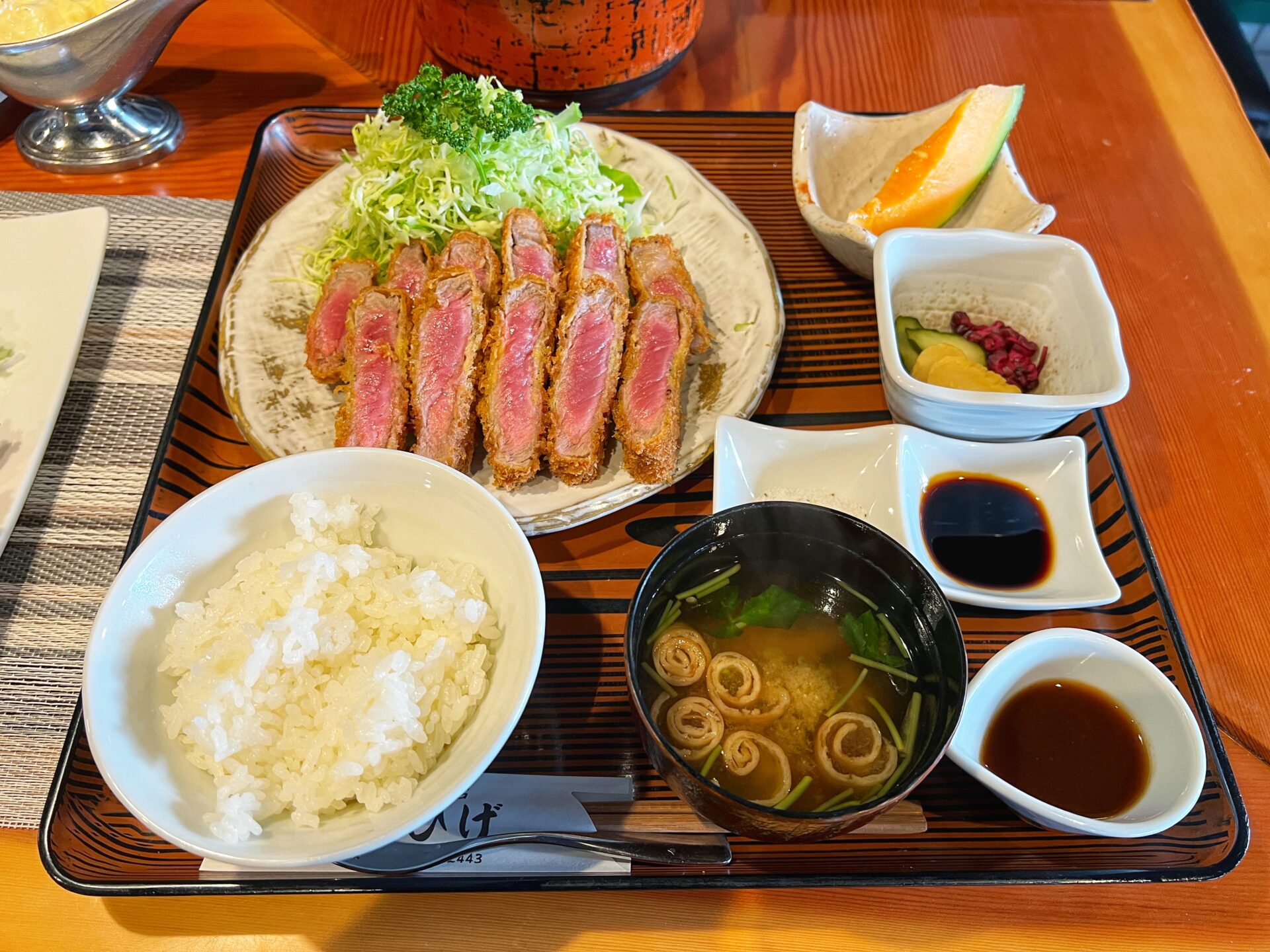 深谷市「虎ひげ」絶品レア牛カツとデカすぎジャンボエビフライを同時に味わえるお店