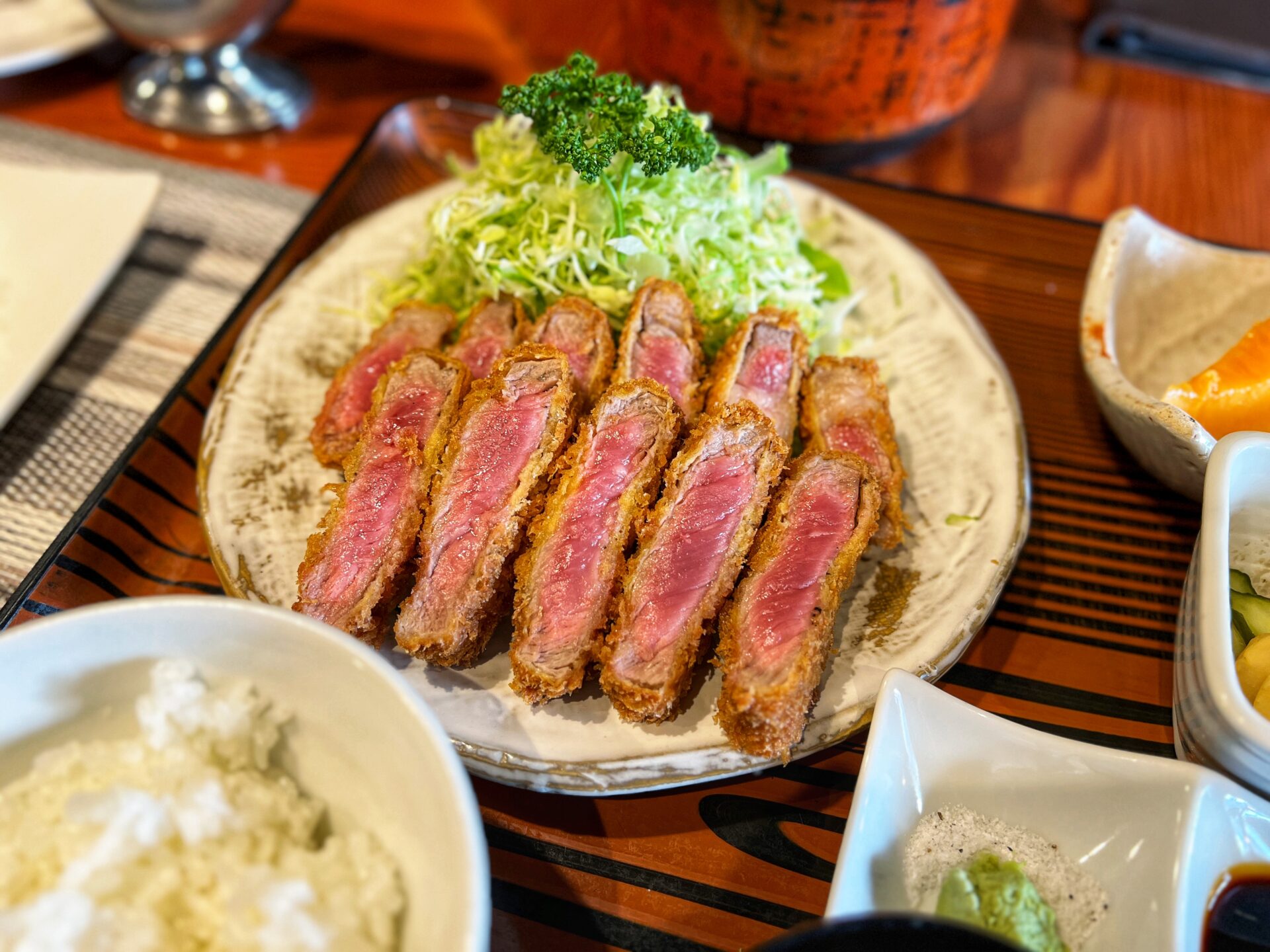 深谷市「虎ひげ」絶品レア牛カツとデカすぎジャンボエビフライを同時に味わえるお店