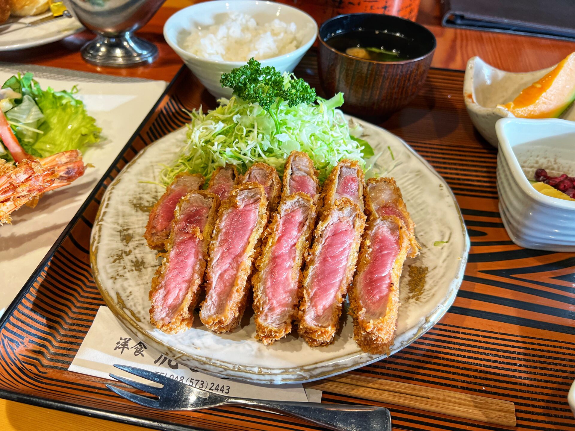 深谷市「虎ひげ」絶品レア牛カツとデカすぎジャンボエビフライを同時に味わえるお店