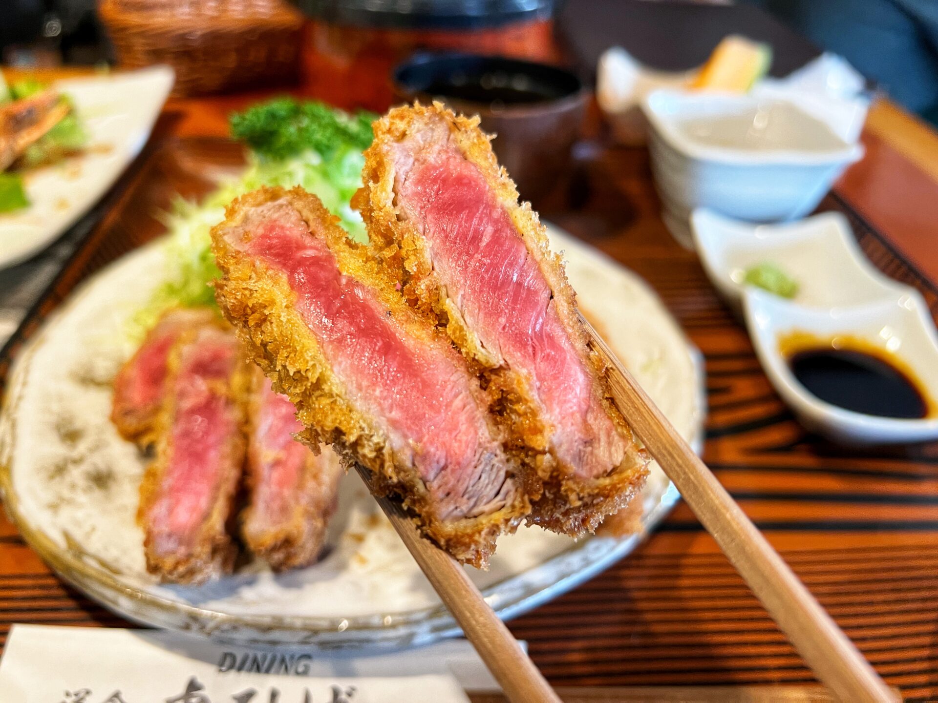 深谷市「虎ひげ」絶品レア牛カツとデカすぎジャンボエビフライを同時に味わえるお店