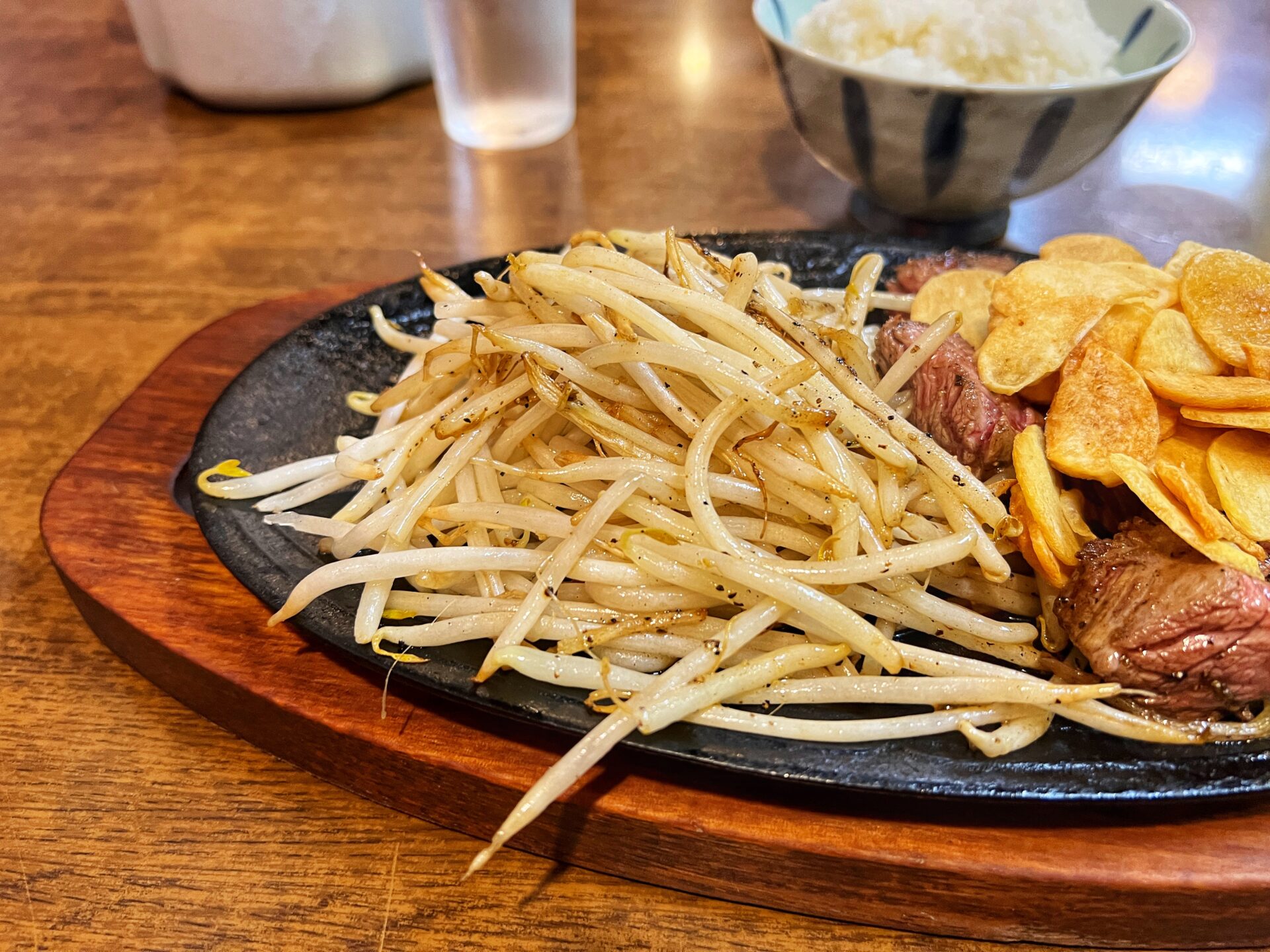 鴻巣市「にんにく村」地元から愛されるニンニクが爆盛りのアツアツステーキ！