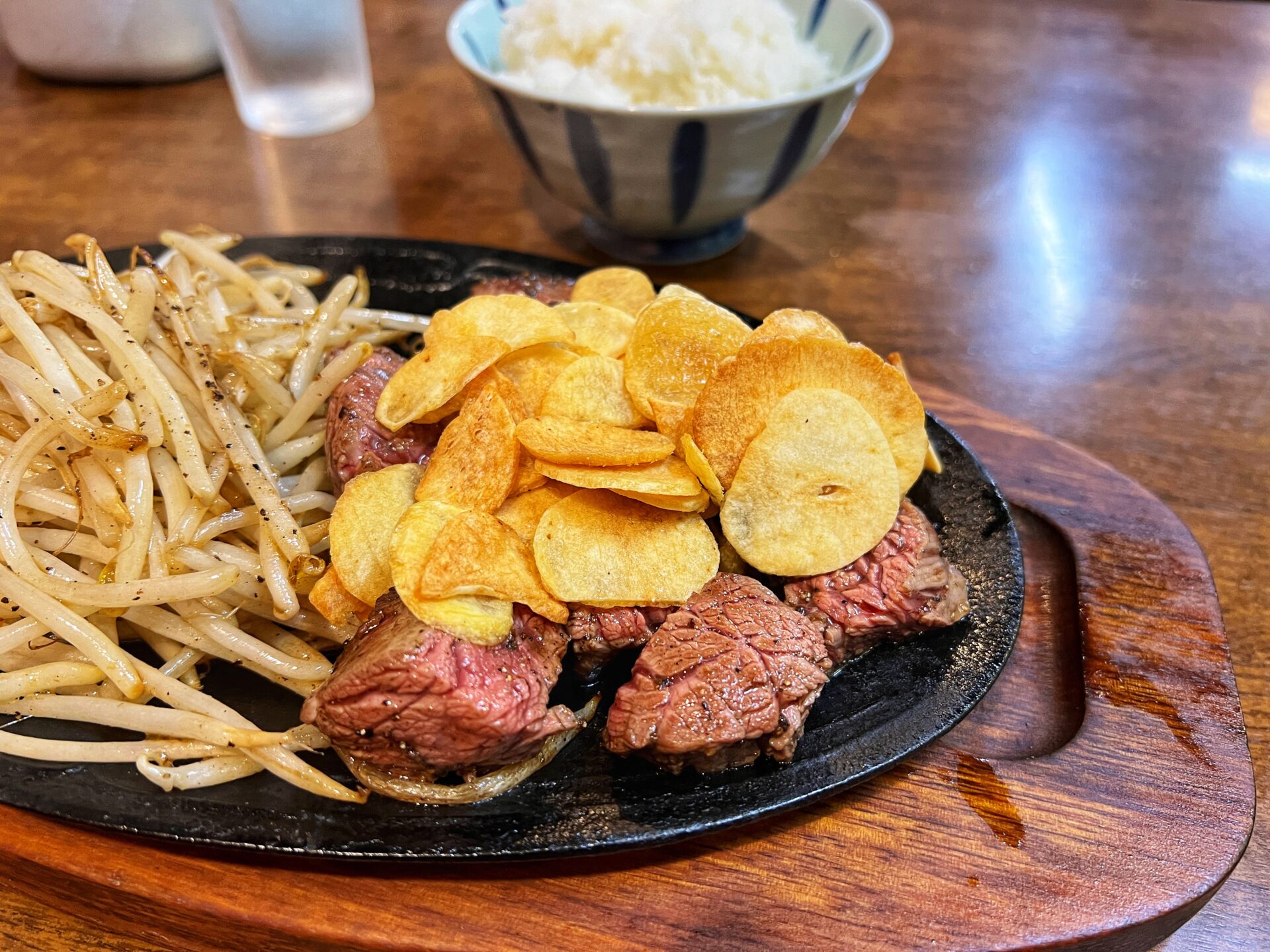 鴻巣市「にんにく村」地元から愛されるニンニクが爆盛りのアツアツステーキ！