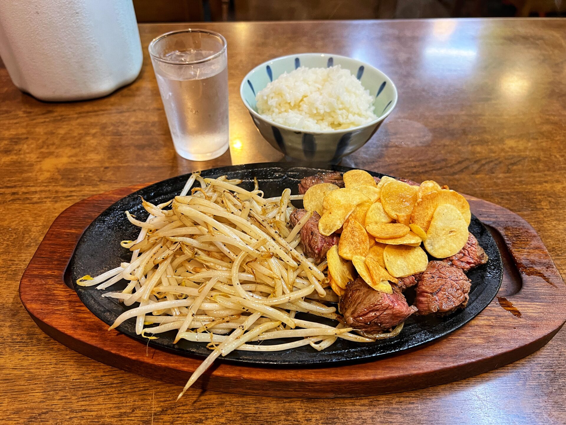 鴻巣市「にんにく村」地元から愛されるニンニクが爆盛りのアツアツステーキ！