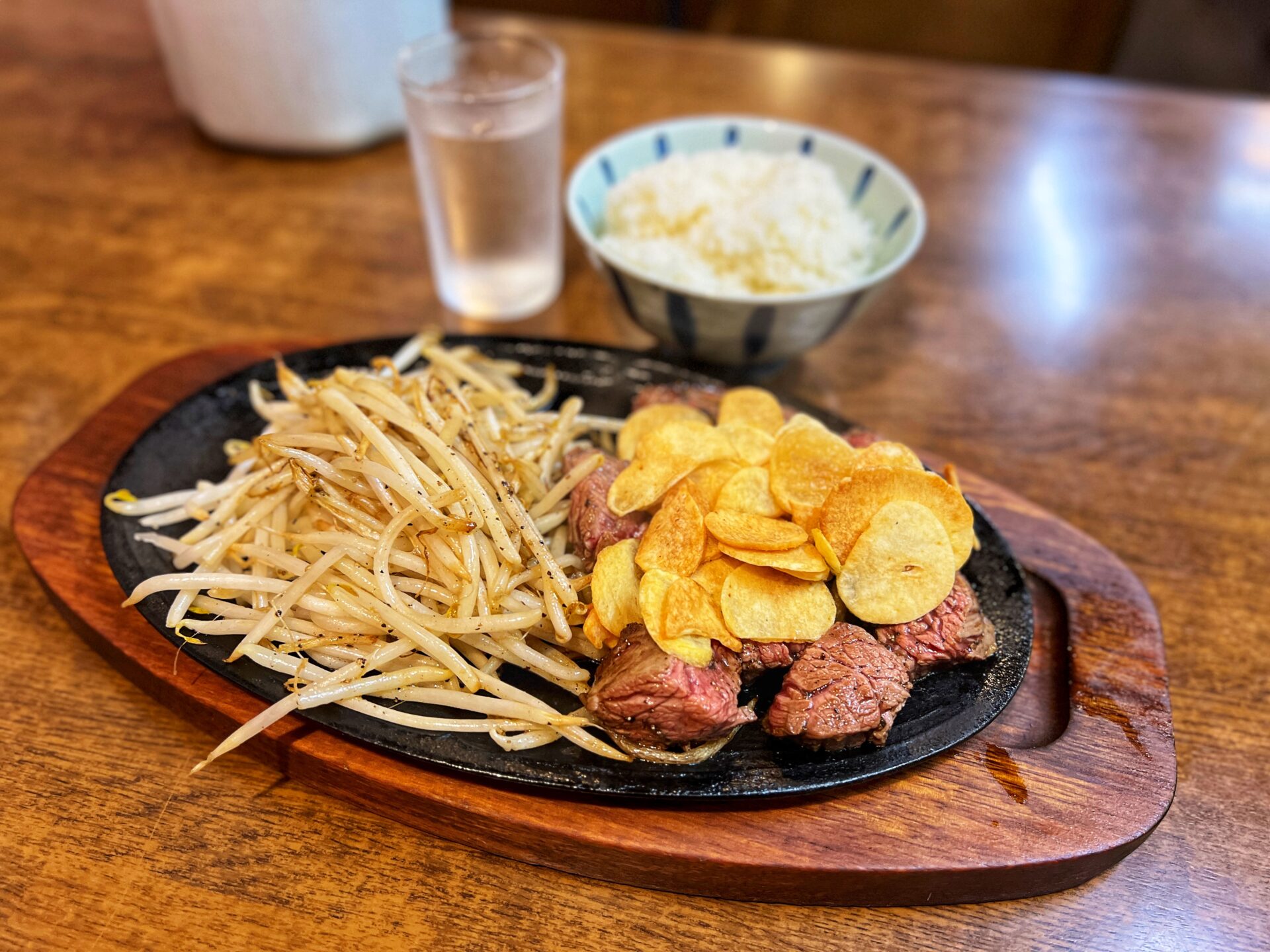 鴻巣市「にんにく村」地元から愛されるニンニクが爆盛りのアツアツステーキ！