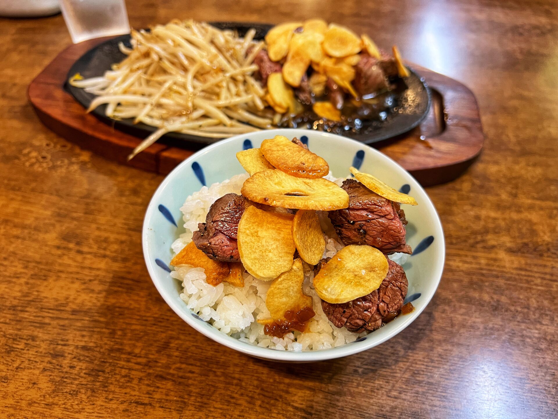 鴻巣市「にんにく村」地元から愛されるニンニクが爆盛りのアツアツステーキ！