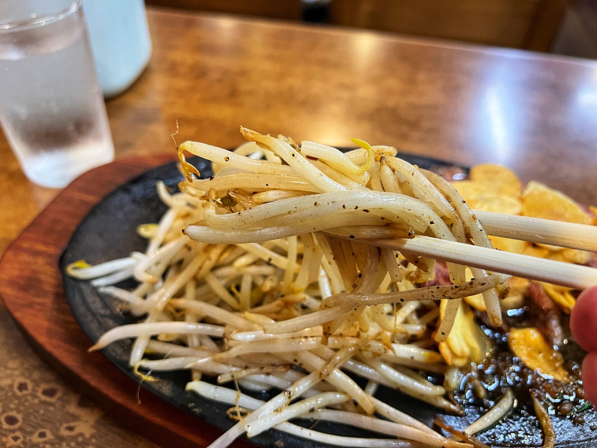 鴻巣市「にんにく村」地元から愛されるニンニクが爆盛りのアツアツステーキ！