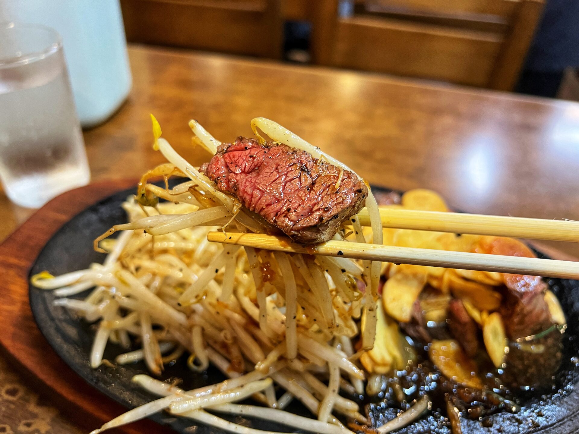 鴻巣市「にんにく村」地元から愛されるニンニクが爆盛りのアツアツステーキ！