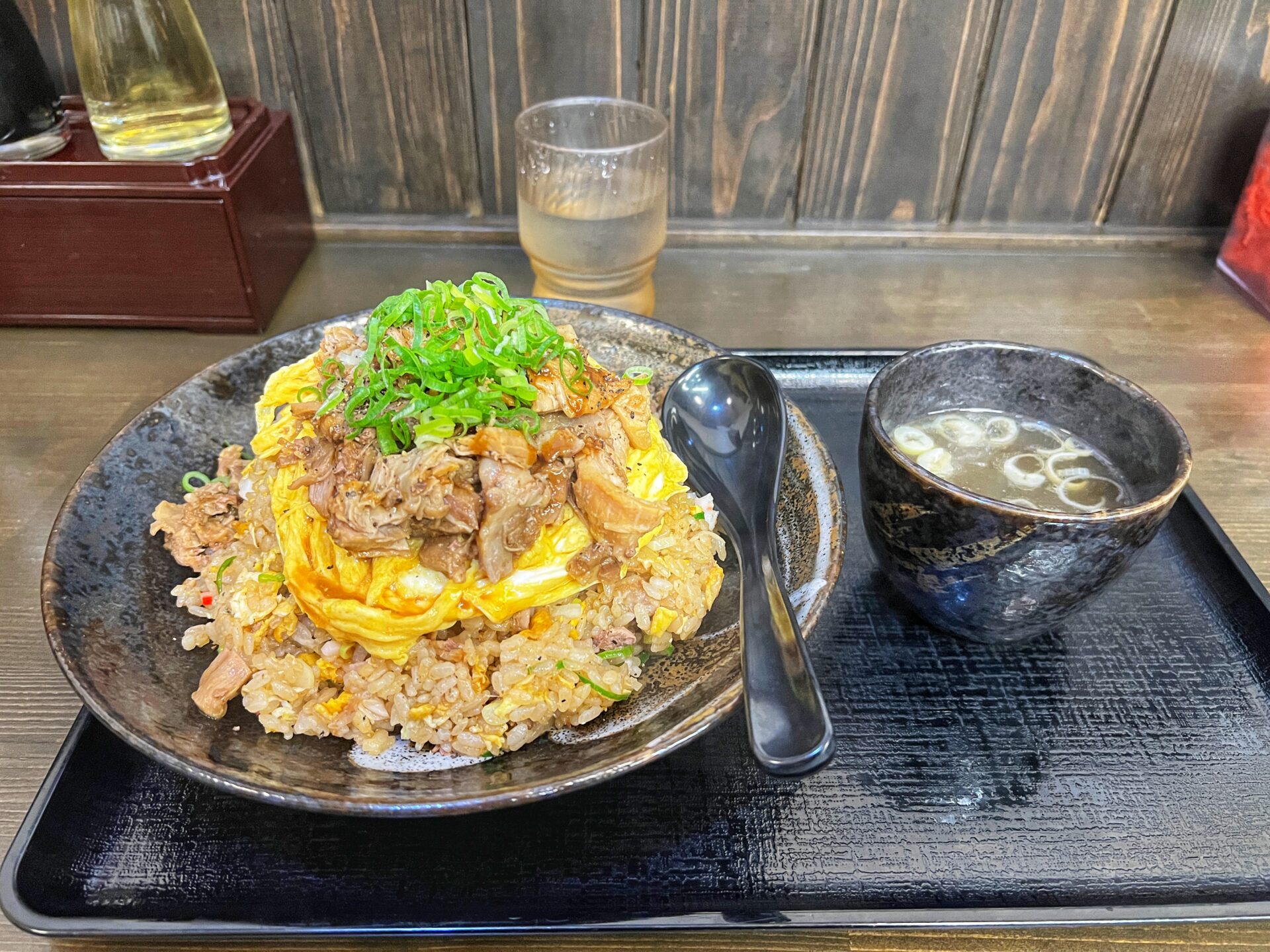 草加市「炒飯やんぱち」肉玉焼き飯が旨い！卵のドレスに肉がごっつ盛りチャーハン