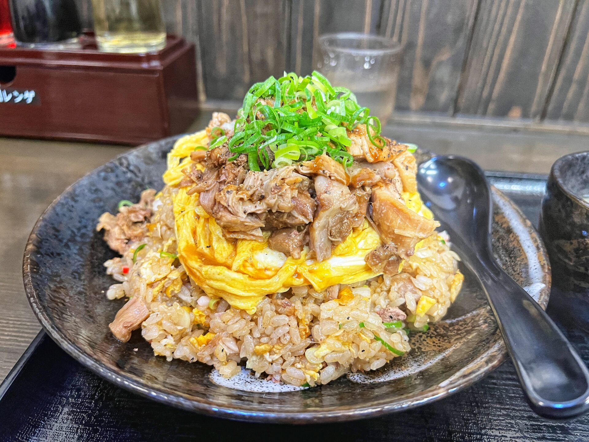 草加市「炒飯やんぱち」肉玉焼き飯が旨い！卵のドレスに肉がごっつ盛りチャーハン