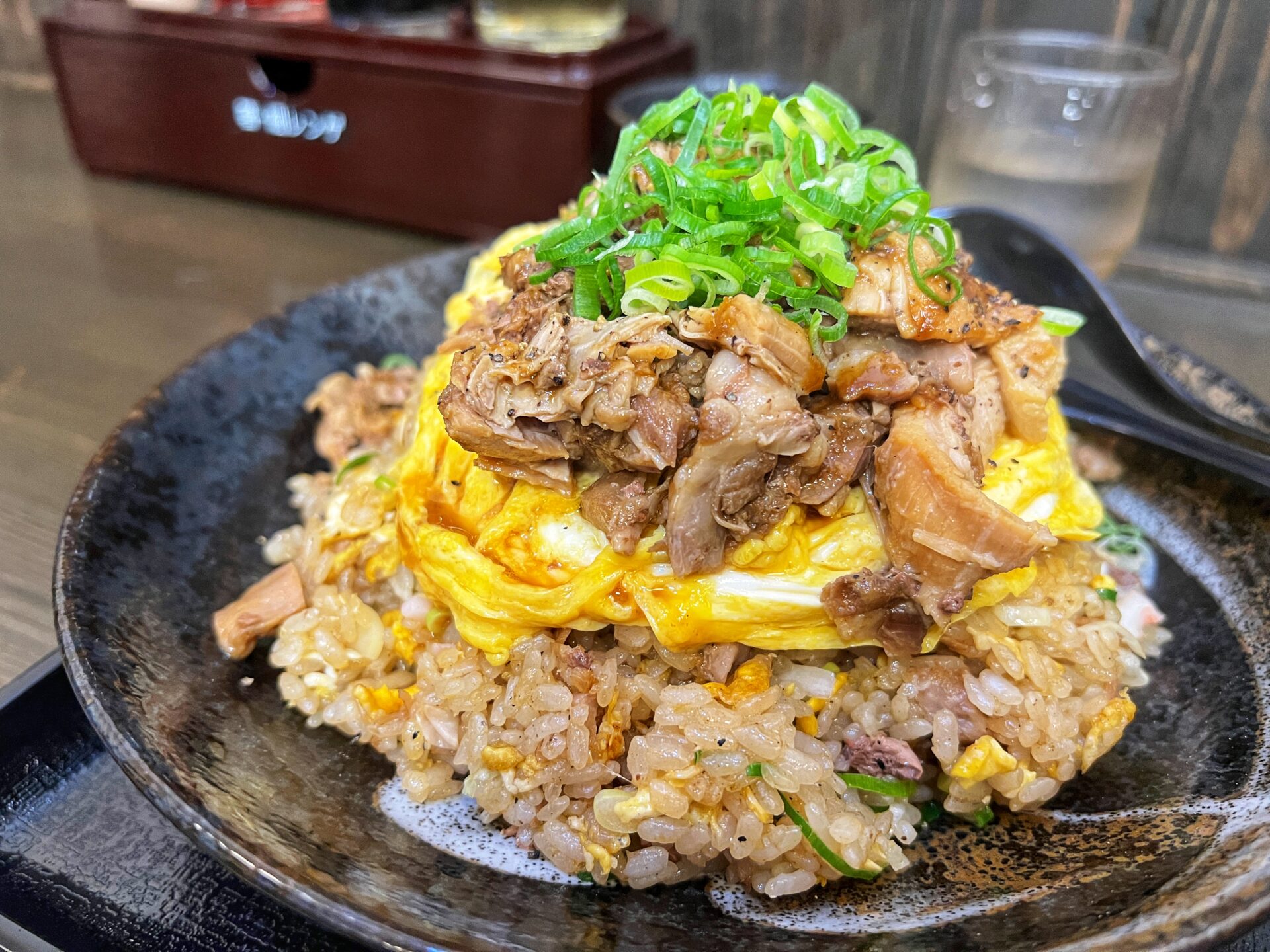 草加市「炒飯やんぱち」肉玉焼き飯が旨い！卵のドレスに肉がごっつ盛りチャーハン