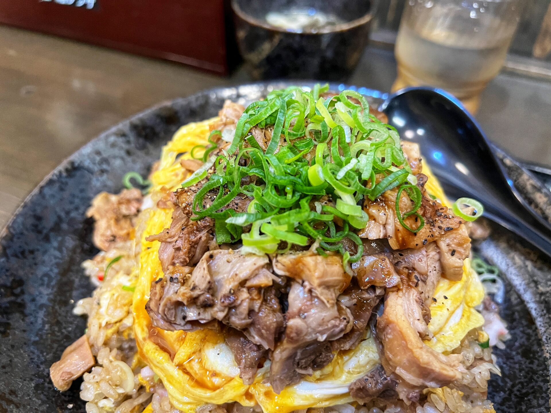 草加市「炒飯やんぱち」肉玉焼き飯が旨い！卵のドレスに肉がごっつ盛りチャーハン