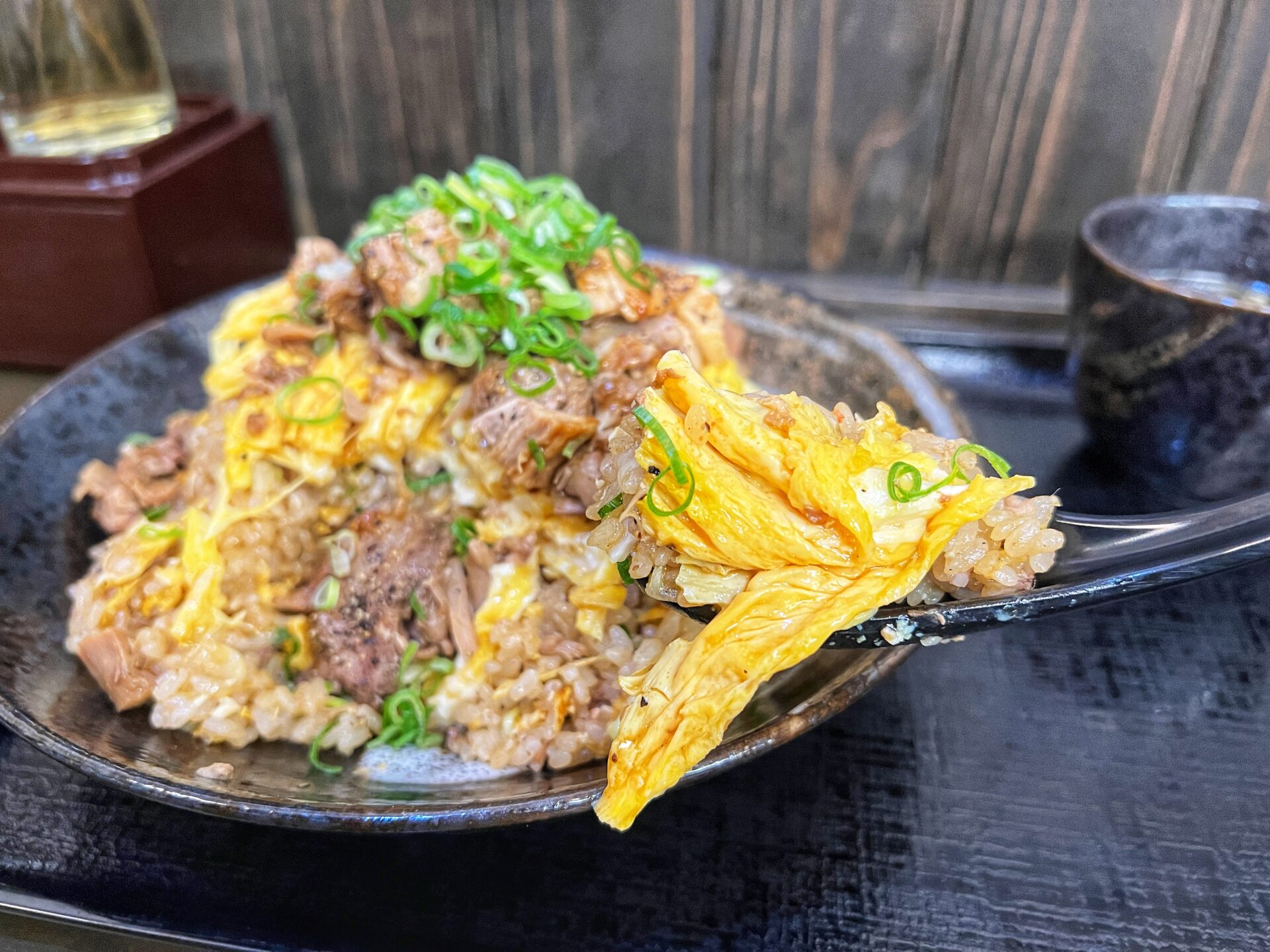 草加市「炒飯やんぱち」肉玉焼き飯が旨い！卵のドレスに肉がごっつ盛りチャーハン