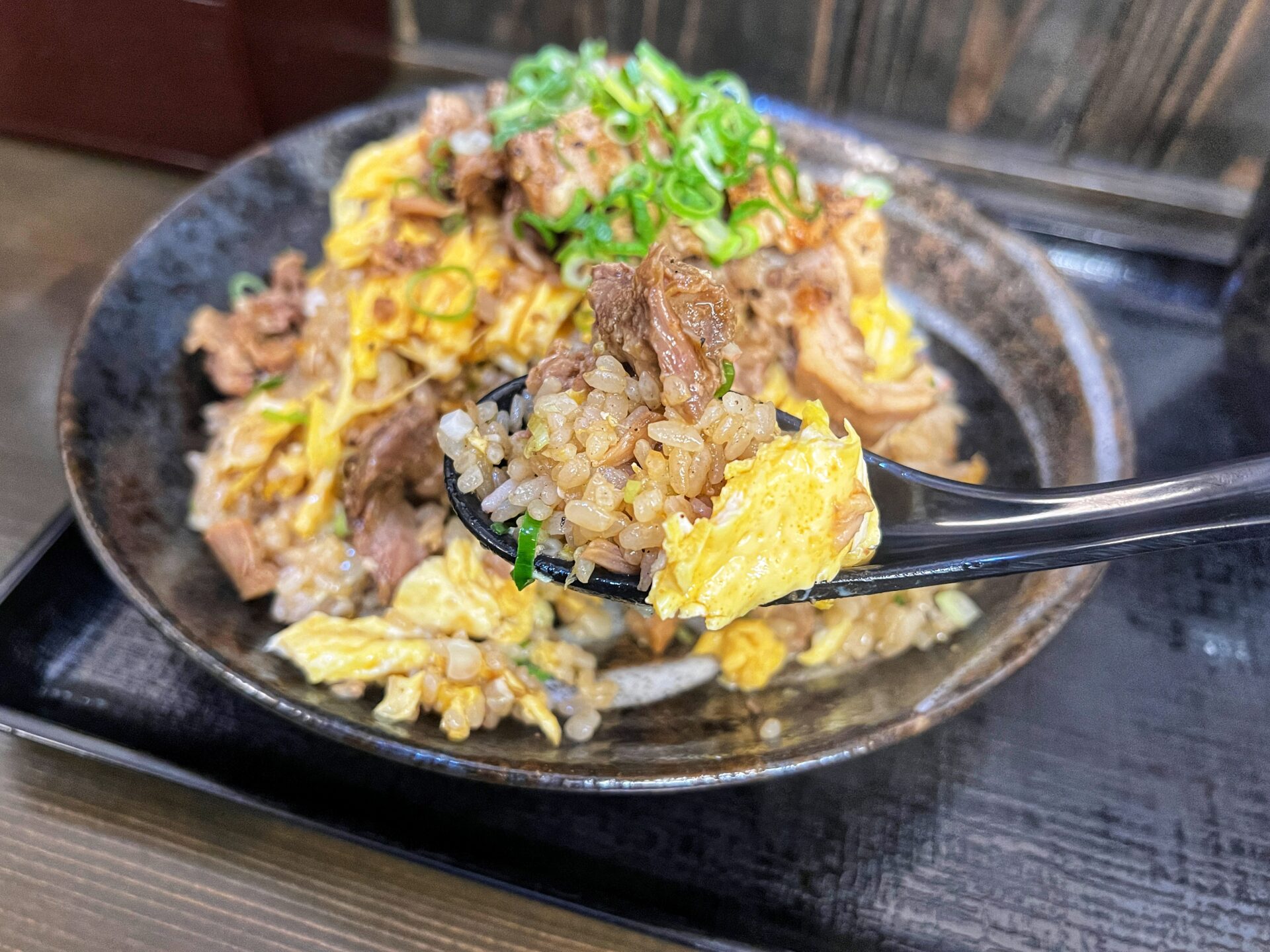 草加市「炒飯やんぱち」肉玉焼き飯が旨い！卵のドレスに肉がごっつ盛りチャーハン