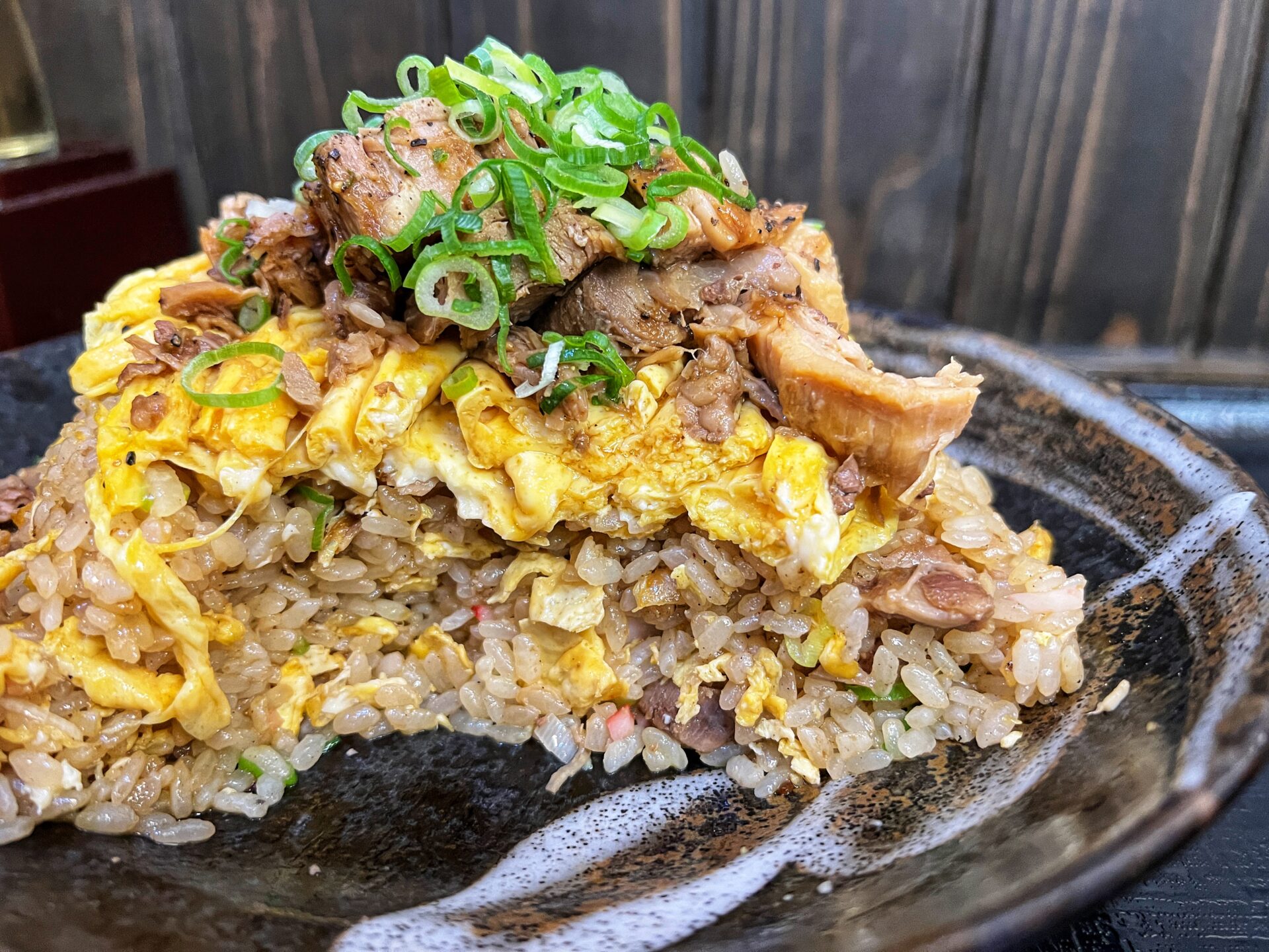 草加市「炒飯やんぱち」肉玉焼き飯が旨い！卵のドレスに肉がごっつ盛りチャーハン