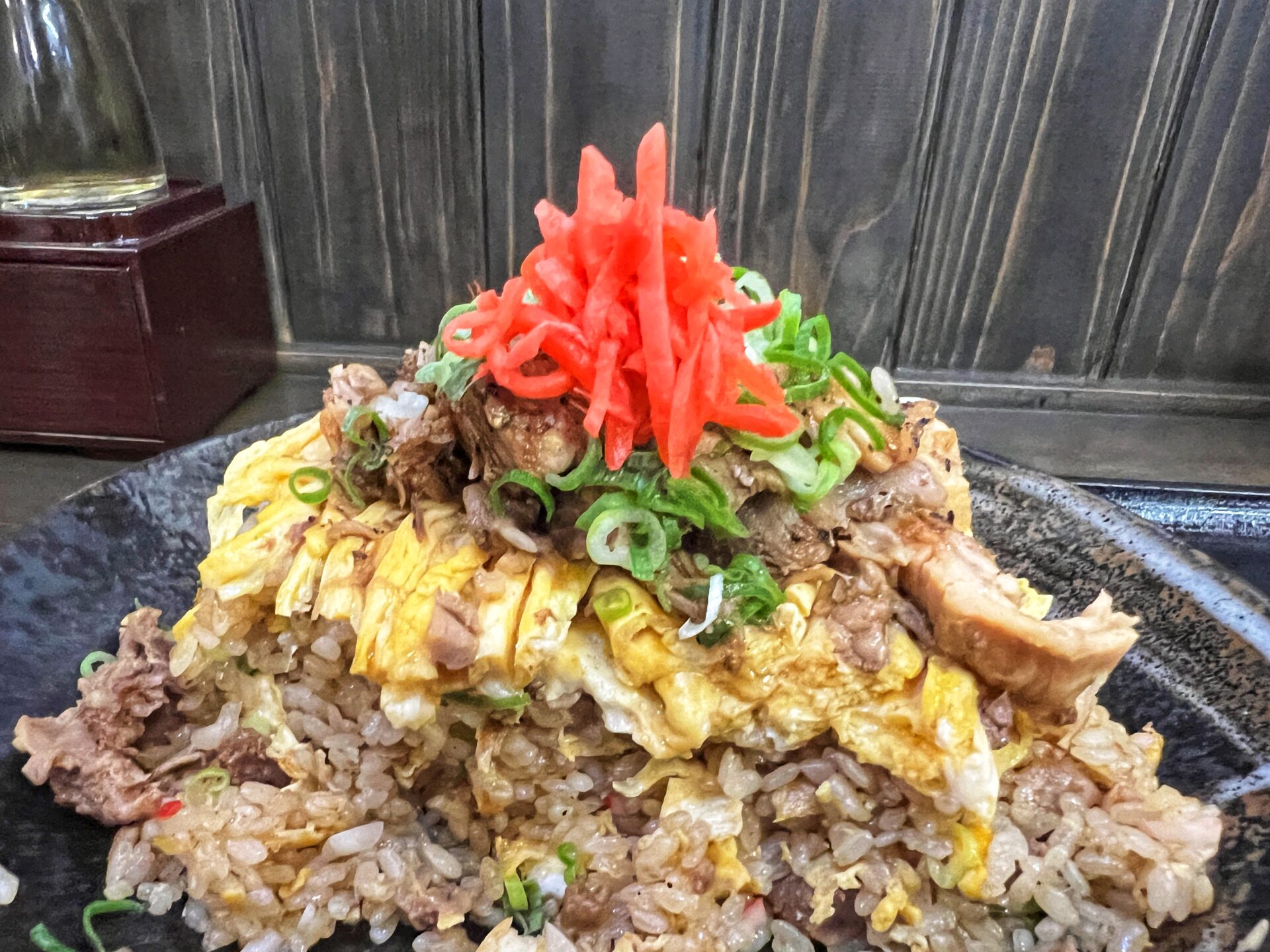 草加市「炒飯やんぱち」肉玉焼き飯が旨い！卵のドレスに肉がごっつ盛りチャーハン