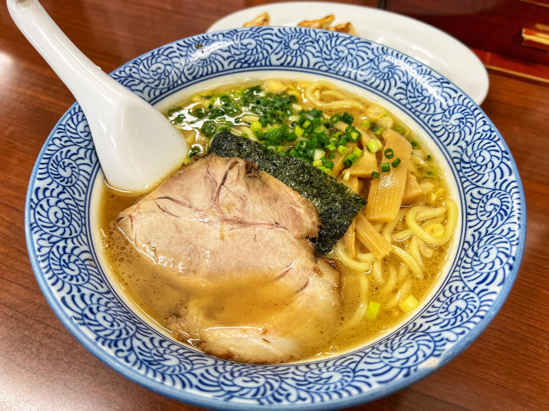 川越市「中華食堂大門 川越本店」倉庫にしか見えない看板のないラーメン屋さん